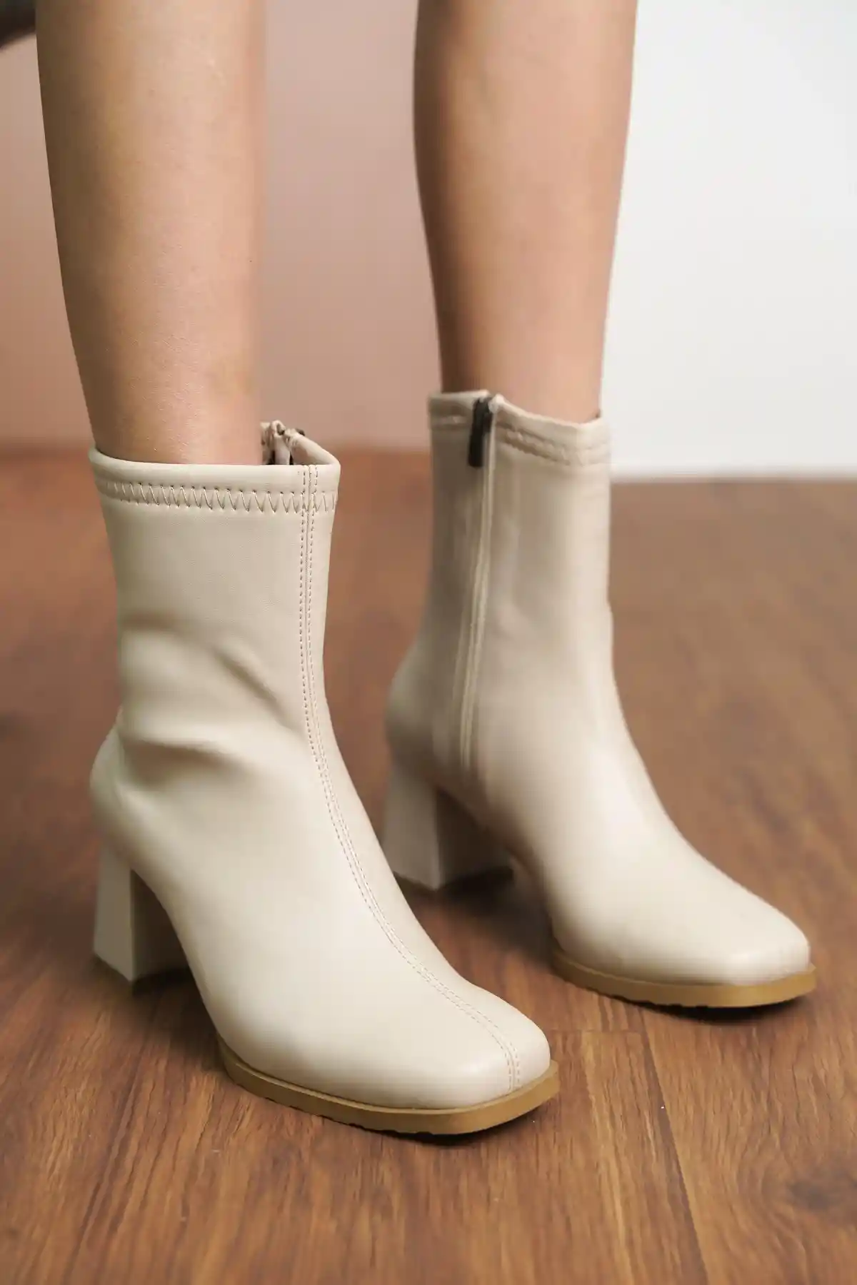 Bej Cilt Kadın Cilt Orta Boy Küt Burun Kalın Topuklu Bot