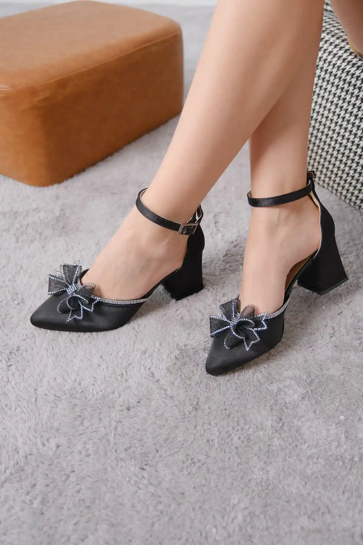 Siyah Saten Kadın Tül Fiyonklu Kalın Topuklu Abiye Ayakkabı