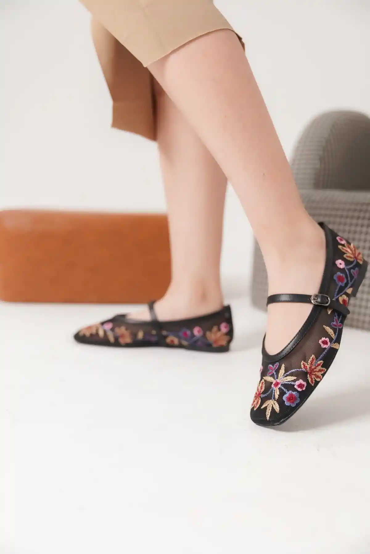 Siyah Kadın Fileli  Küt Burunlu Çiçek Nakış Detaylı Günlük Klasik Babet