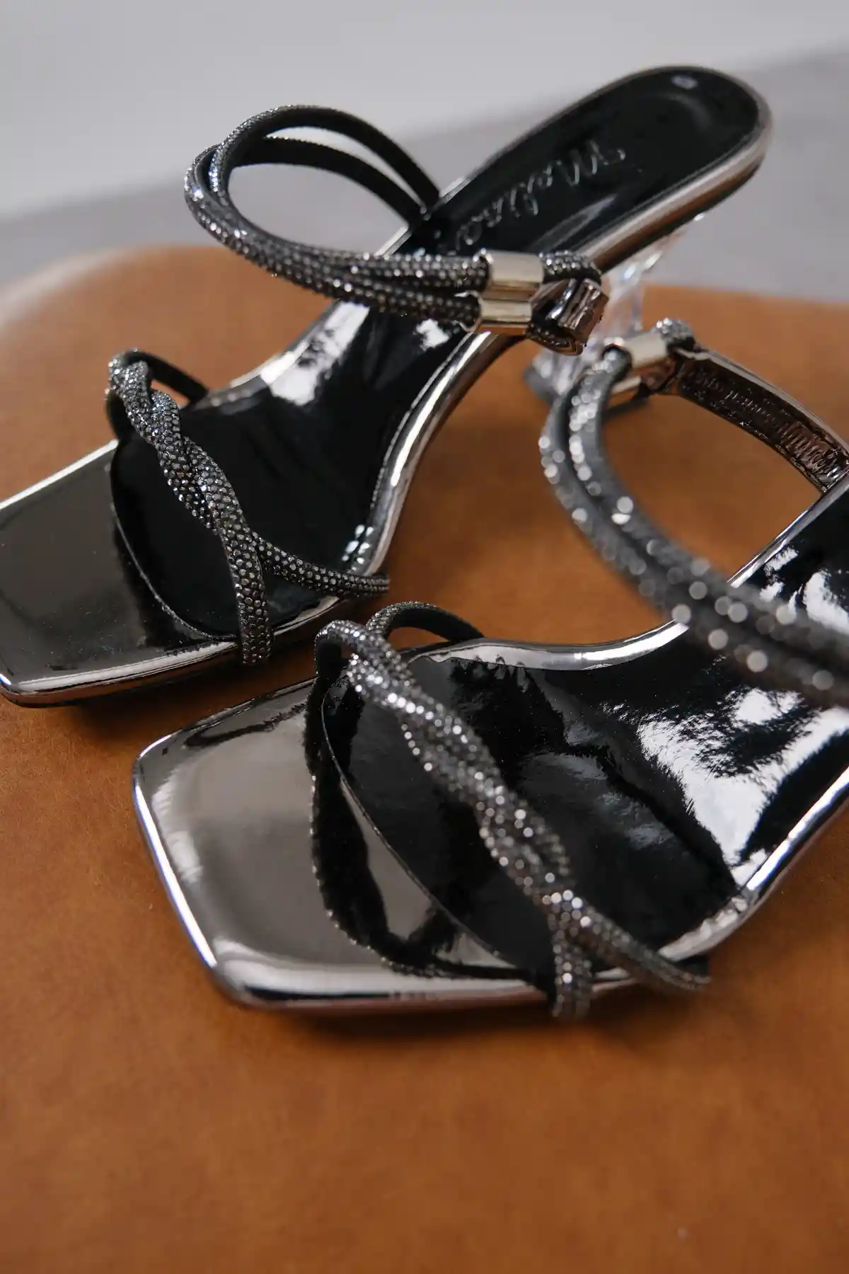 Platin Kadın Taşlı Sarmal Bantlı Şık Klasik Topuklu Ayakkabı