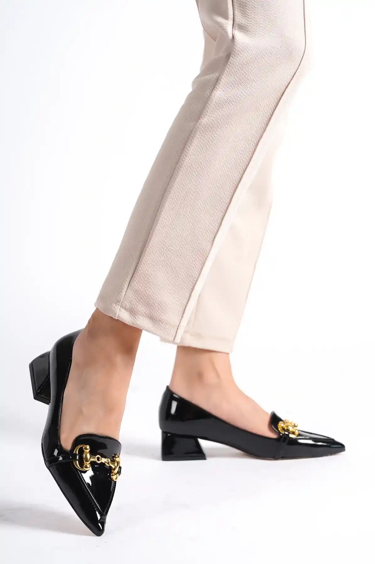 Siyah Rugan Kadın Tokalı Kısa Topuklu Ayakkabı