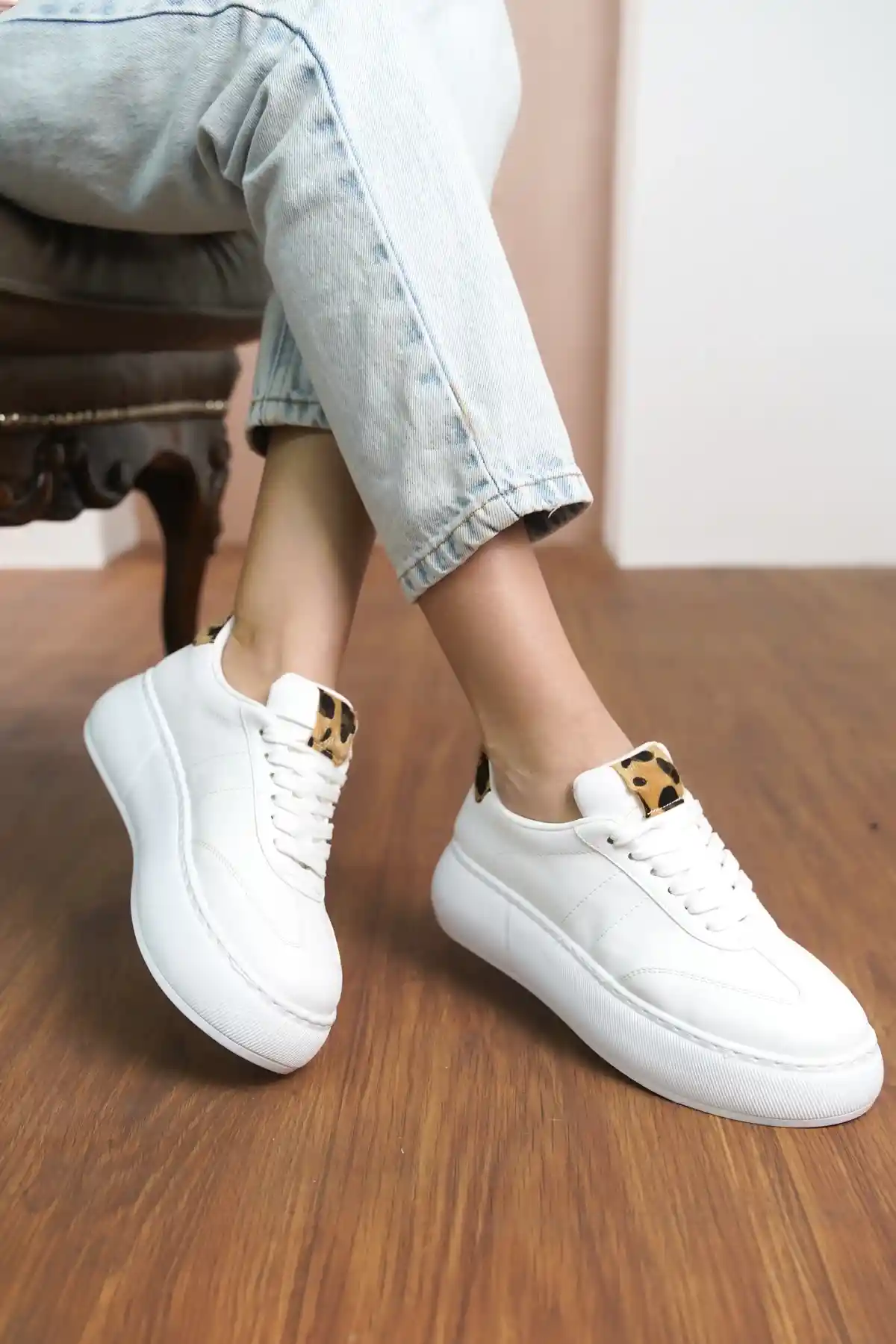 Beyaz Cilt Kadın Leopar Desenli Kalın Tabanlı Sneaker