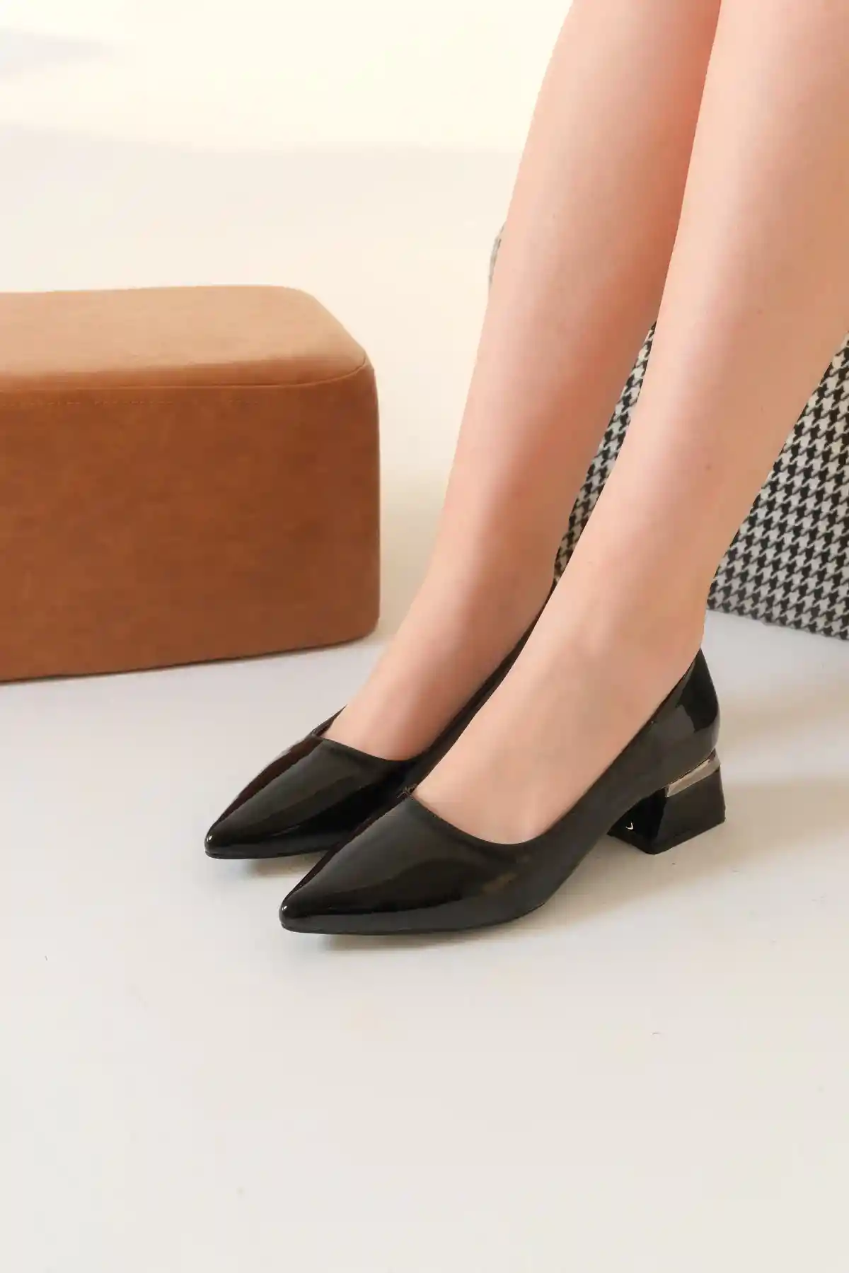 Siyah Rugan Kadın Düz Klasik Kalın Topuklu Ayakkabı