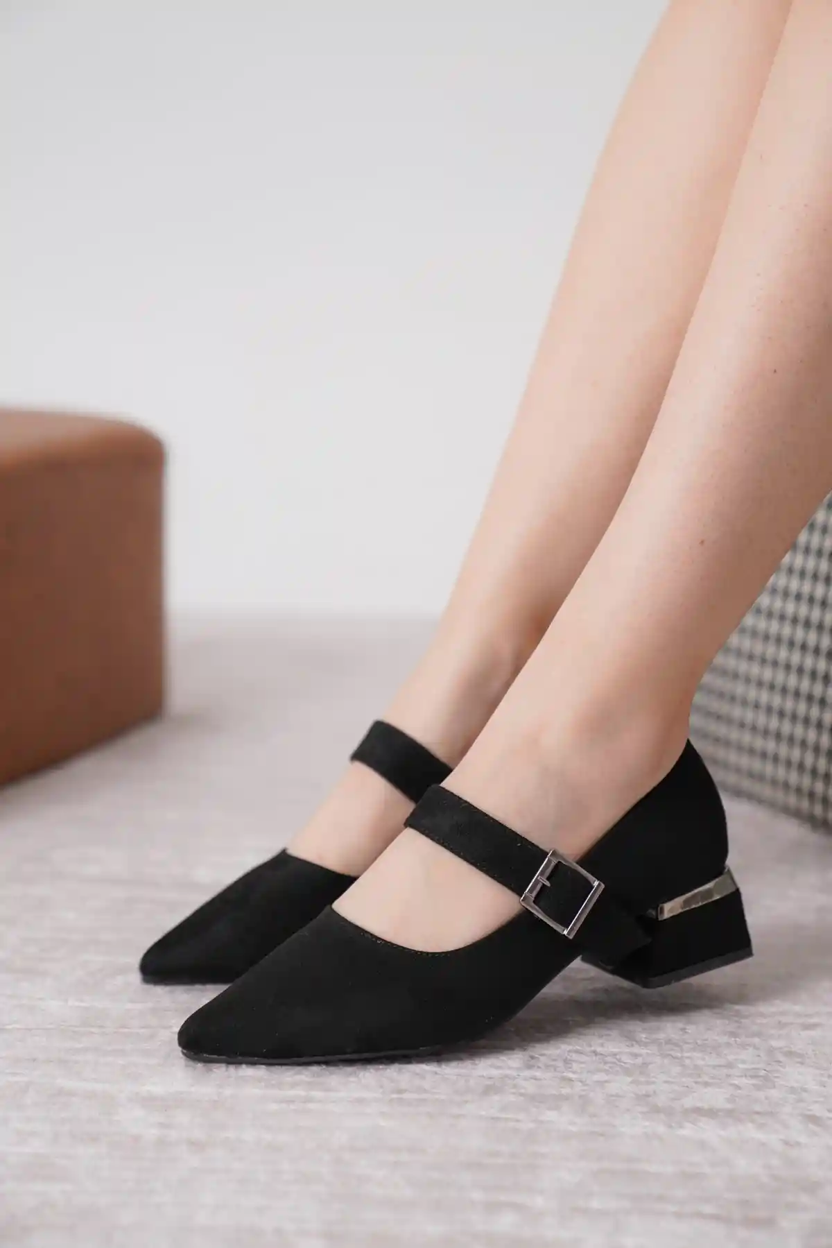 Siyah Süet Kadın Taş Toka Detaylı Kalın Topuklu Şık Klasik Topuklu Ayakkabı