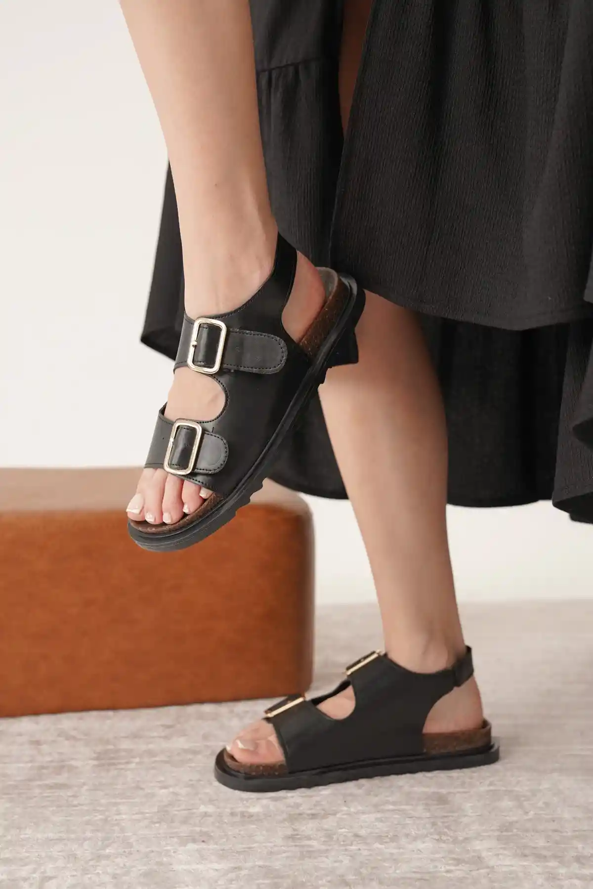 Siyah Cilt Kadın Kemerli Kaymaz Çift Tabanlı Sandalet