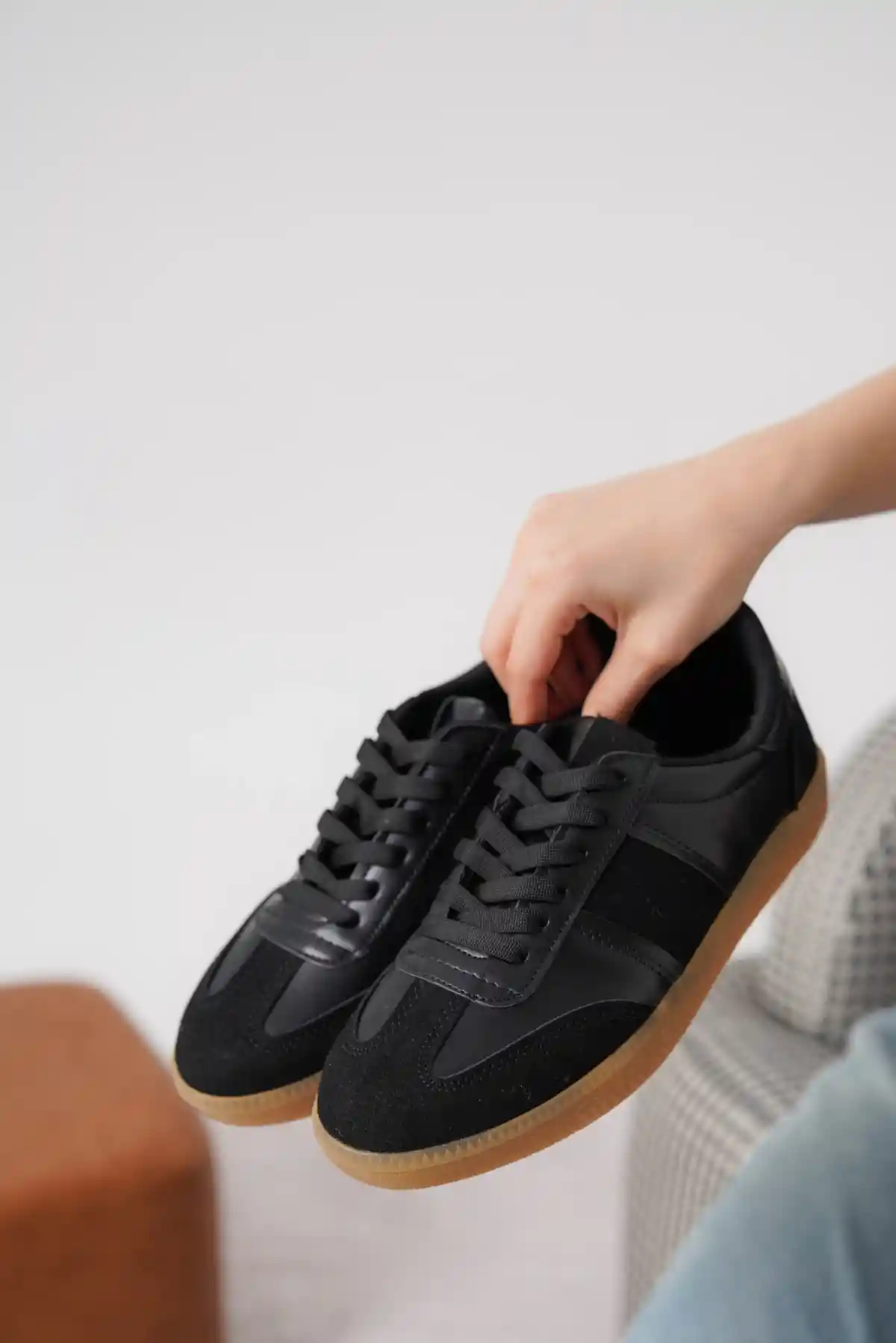 Siyah-Siyah Süet Kadın Bağcıklı Kaymaz Tabanlı Sneaker