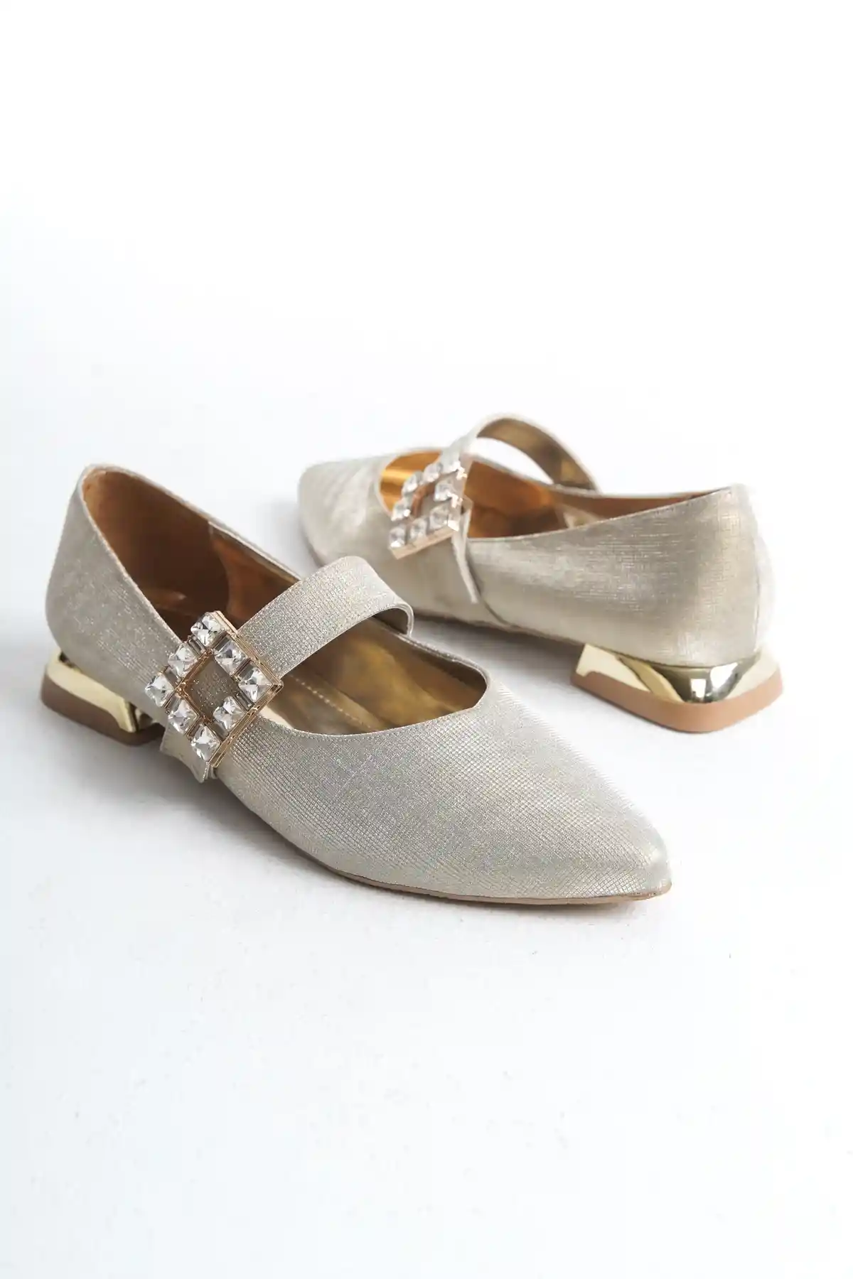 Altın/Gold Kadın Taş Toka Detaylı Kalın Topuklu Şık Klasik Topuklu Ayakkabı