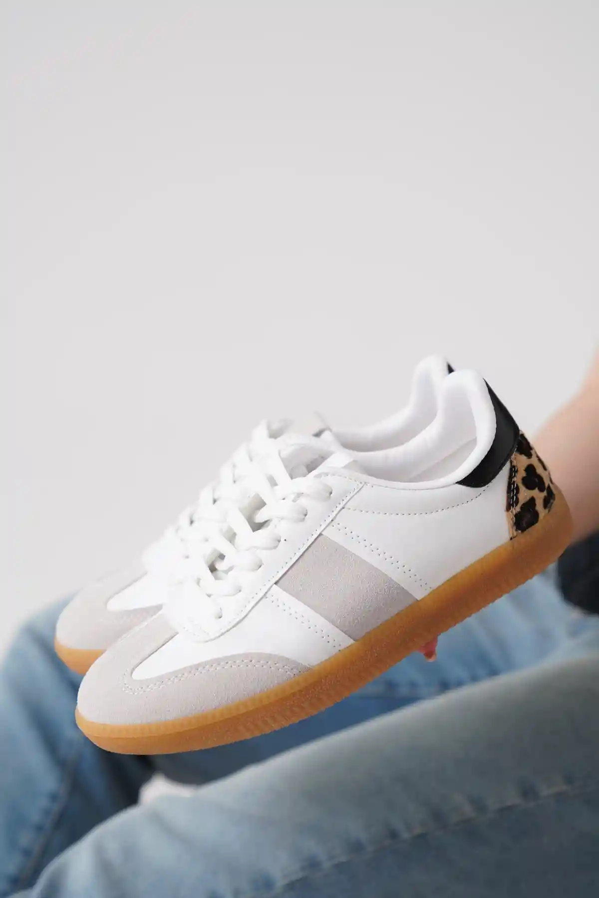 Beyaz-Gri-Leopar Süet Kadın Bağcıklı Kaymaz Tabanlı Sneaker