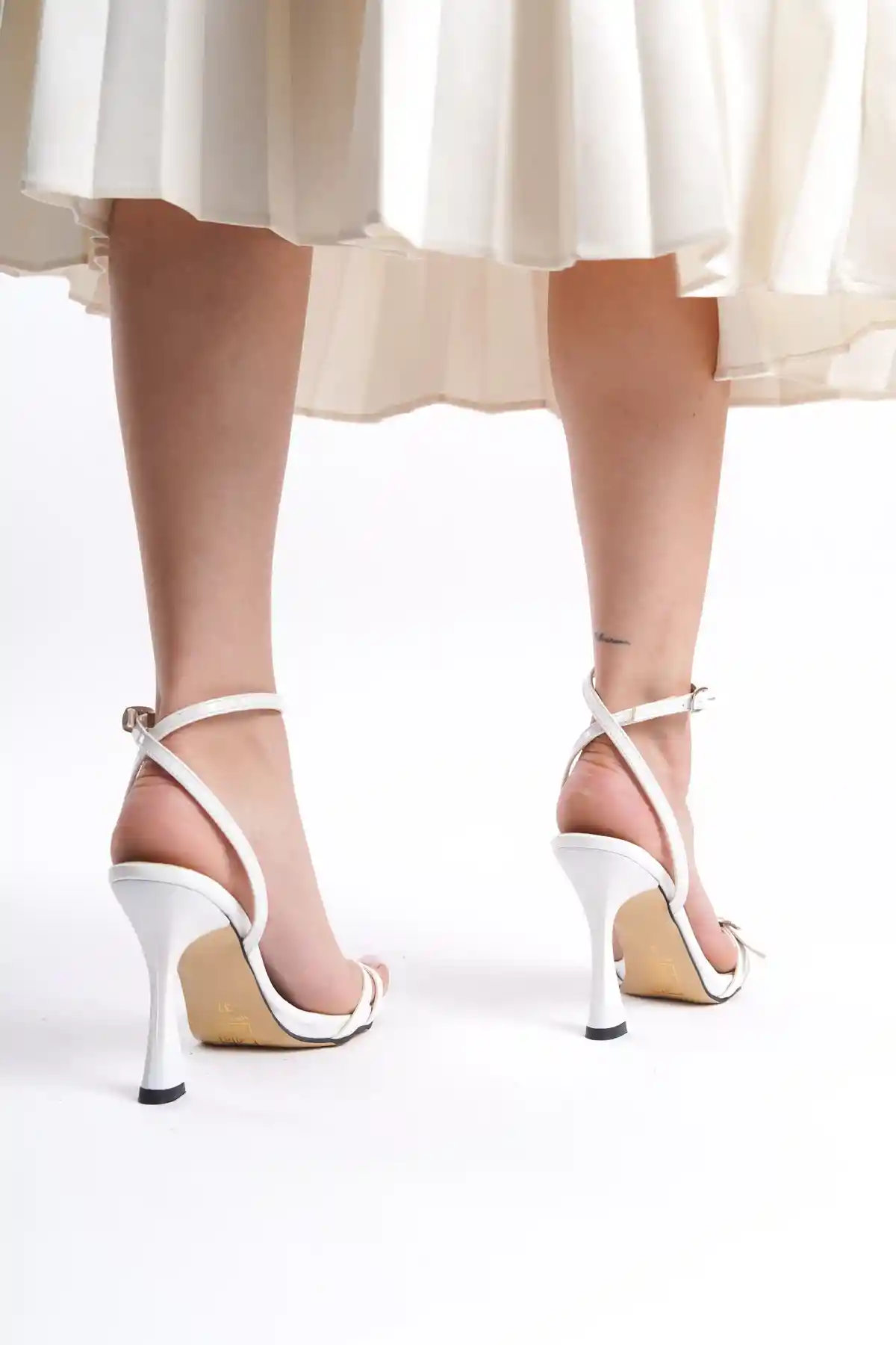 Beyaz Rugan Kadın Bilekten Bağlamalı Çapraz Tokalı Topuklu Ayakkabı