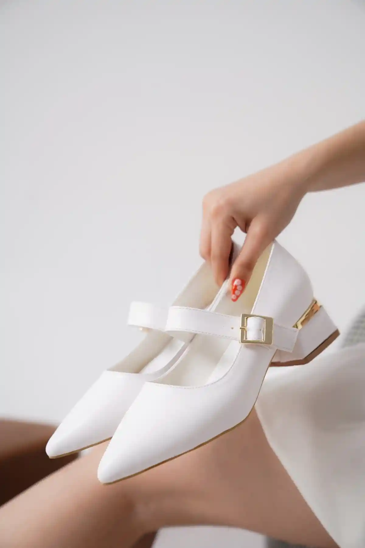 Beyaz Cilt Kadın Taş Toka Detaylı Kalın Topuklu Şık Klasik Topuklu Ayakkabı