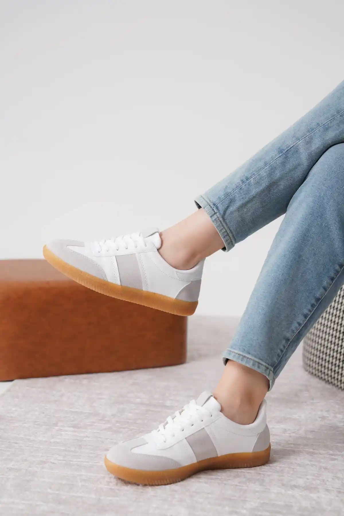 Beyaz-Gri Süet Kadın Bağcıklı Kaymaz Tabanlı Sneaker