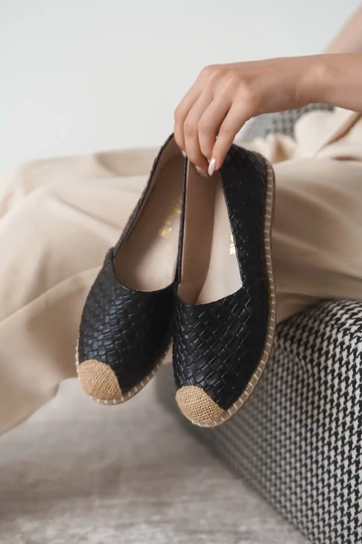 Siyah Yılan Desenli Kadın Hasır Uçlu Günlük Babet