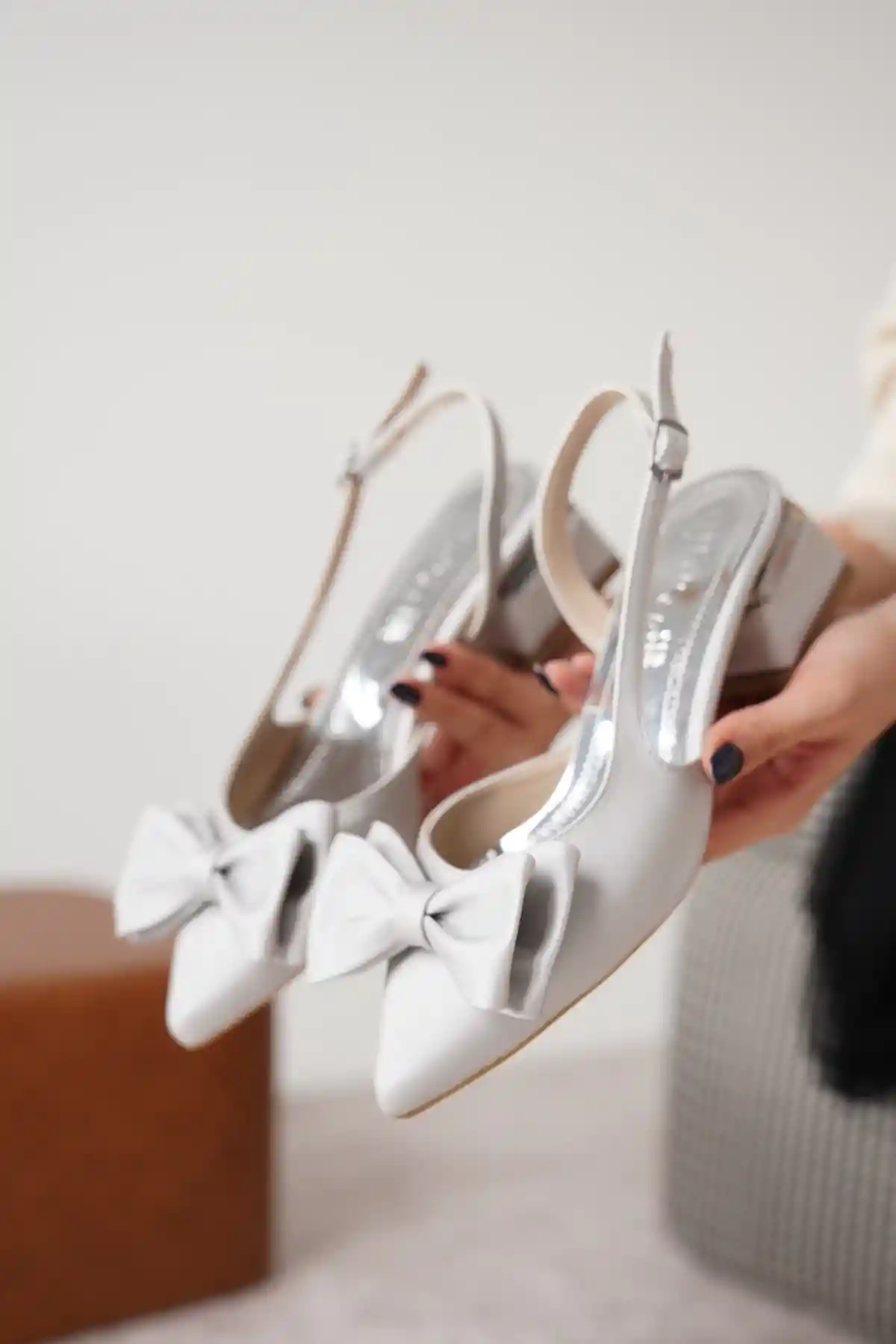 Gümüş Saten Kadın Fiyonklu Günlük Kalın Kısa Topuklu Abiye Ayakkabı