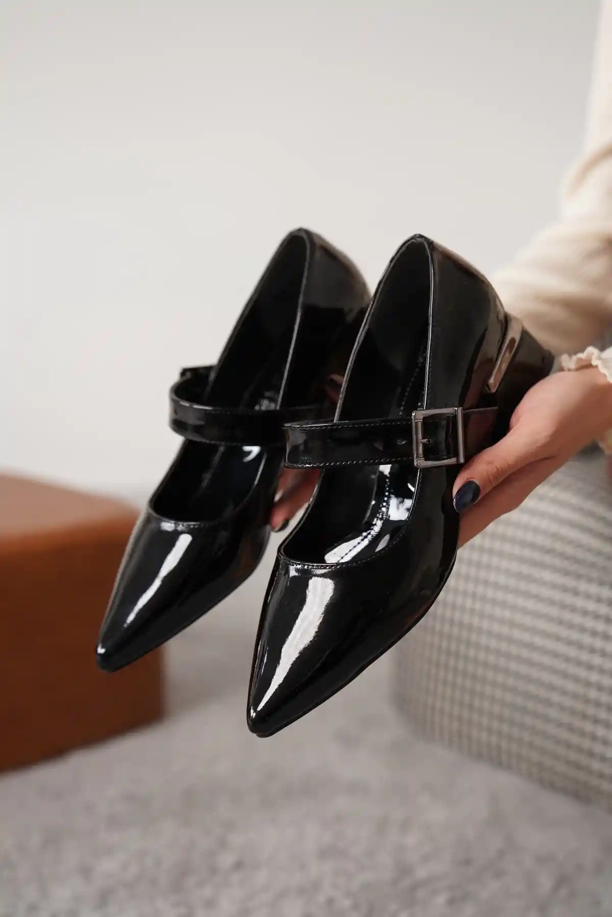 Siyah Rugan Kadın Taş Toka Detaylı Kalın Topuklu Şık Klasik Topuklu Ayakkabı