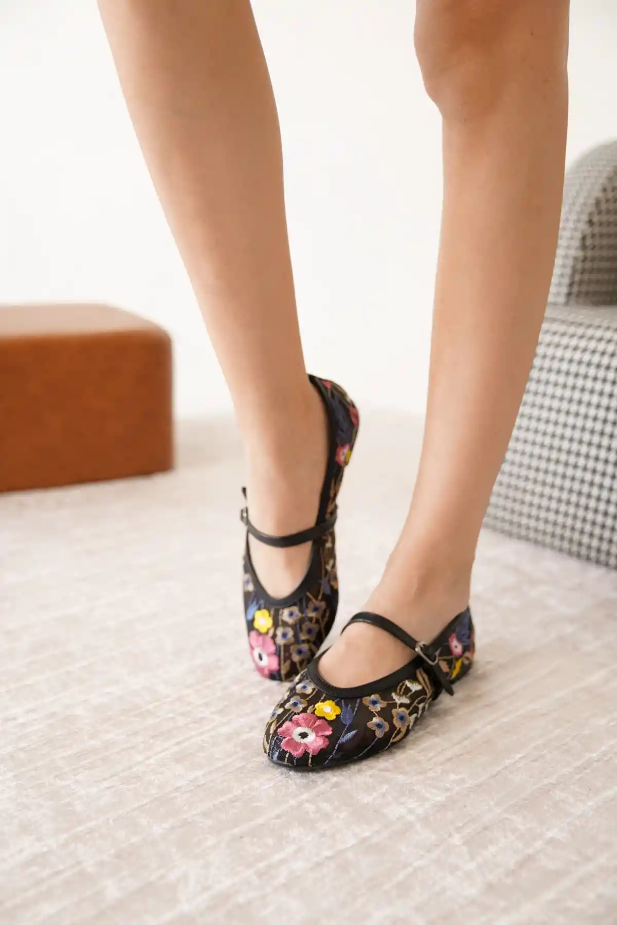 Siyah Kadın Çiçek Nakışlı Fileli Babet