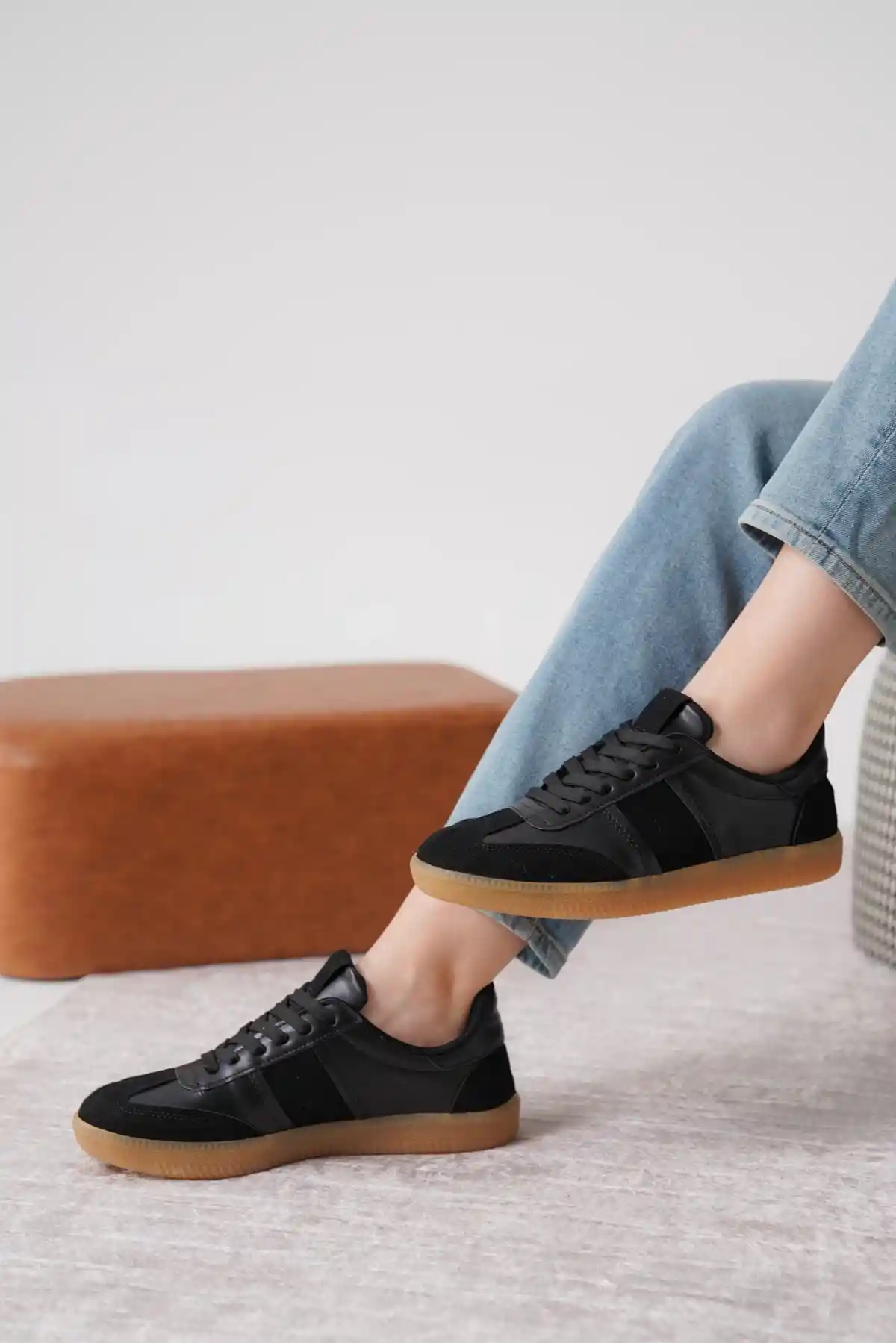 Siyah-Siyah Süet Kadın Bağcıklı Kaymaz Tabanlı Sneaker