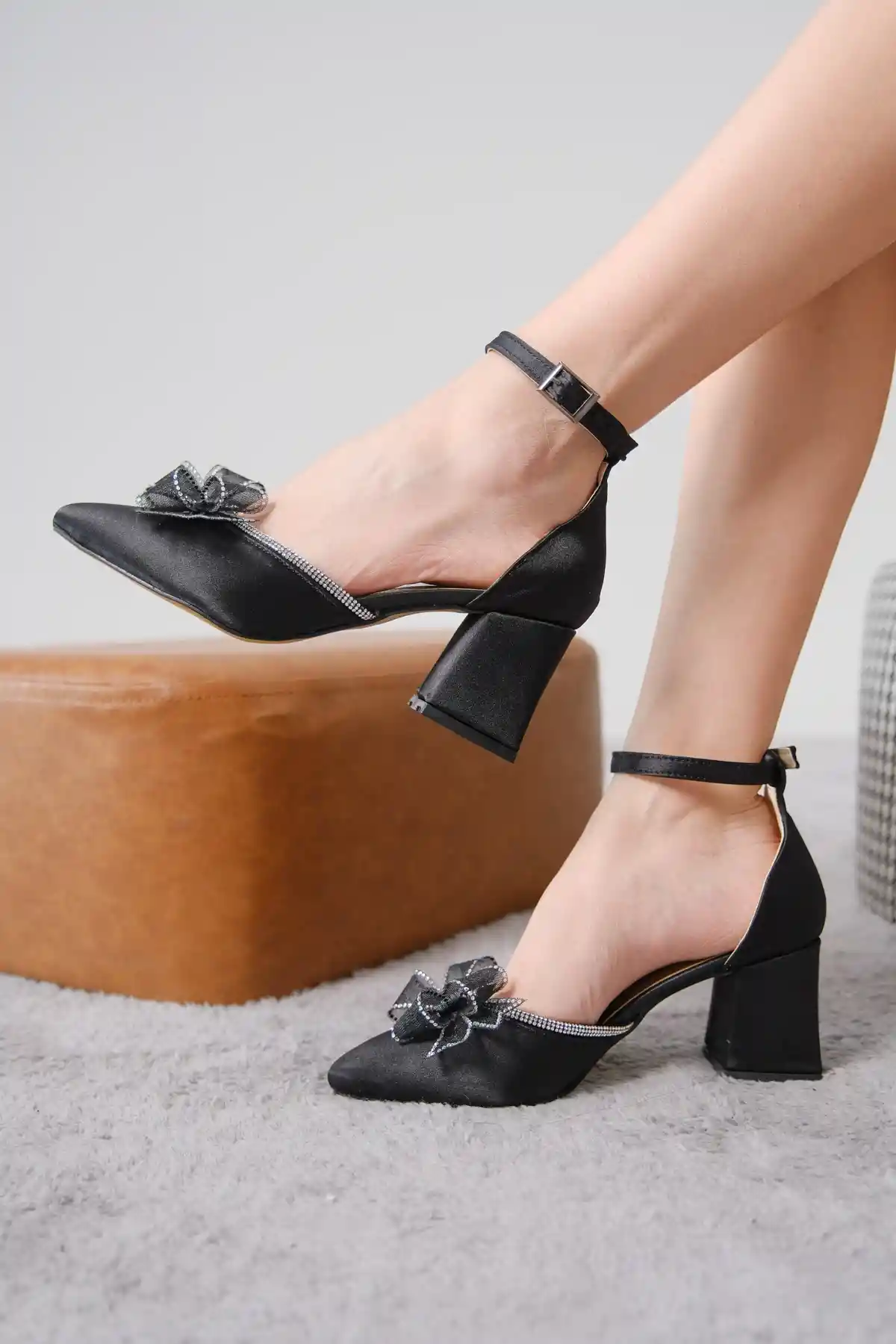 Siyah Saten Kadın Tül Fiyonklu Kalın Topuklu Abiye Ayakkabı