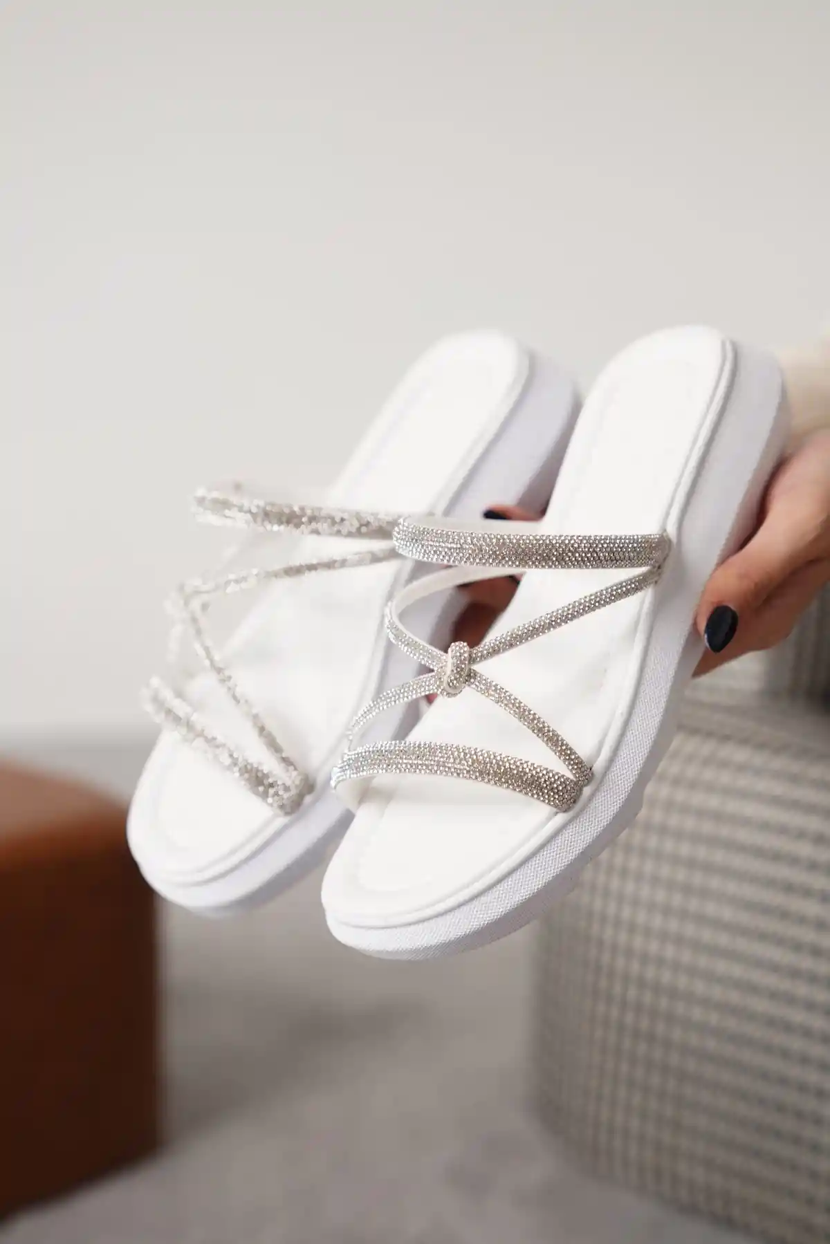 Beyaz Kadın Düğüm Taşlı Kalın Tabanlı Günlük Şık Terlik