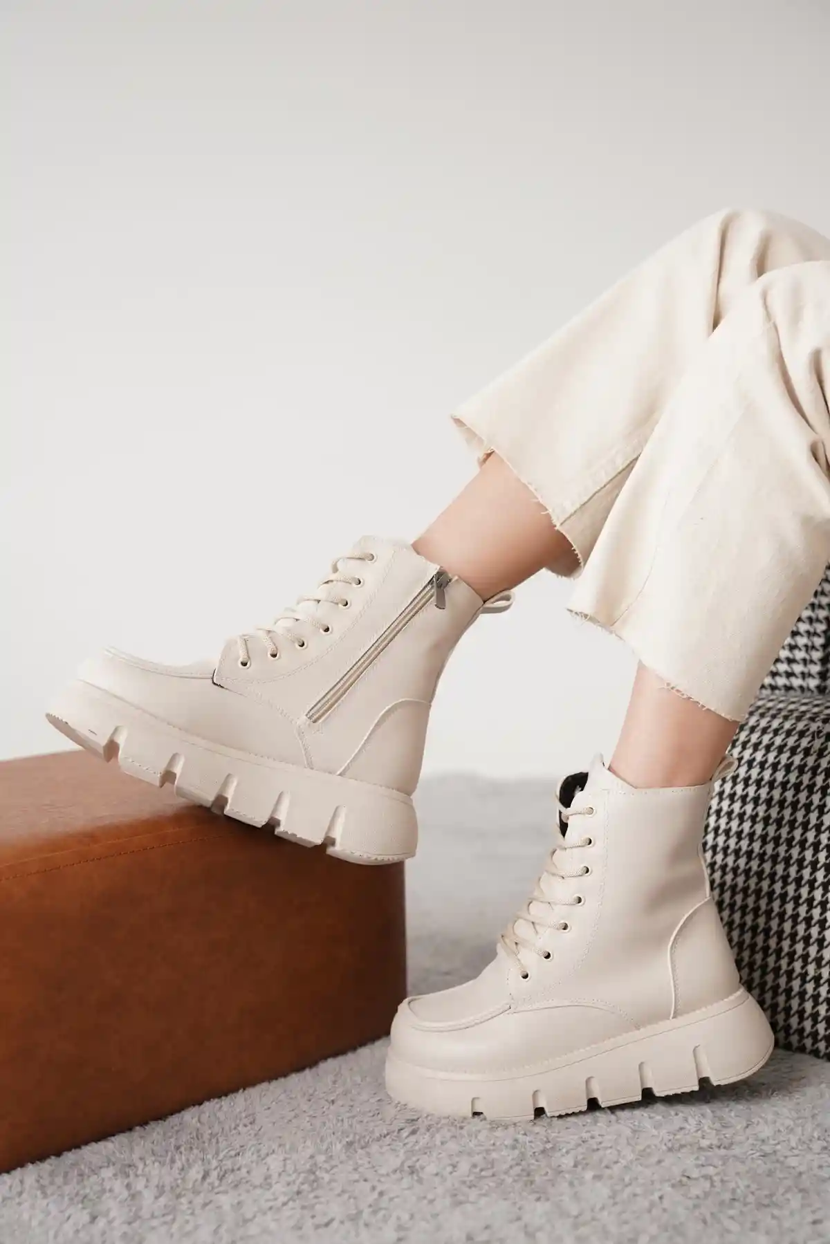 Bej Cilt Kadın Cilt Kalın Tabanlı Bağcıklı ve Fermuarlı Bot