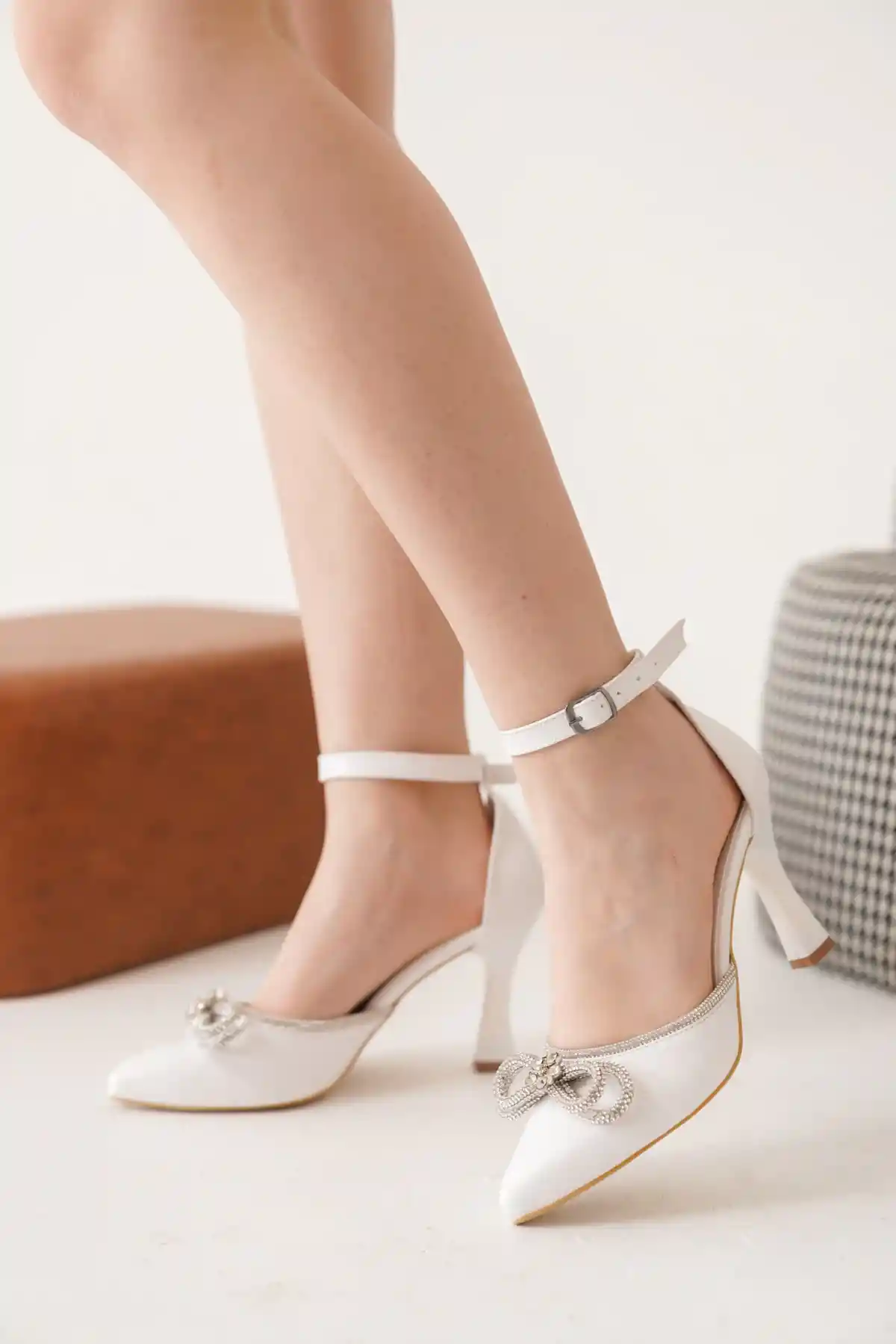 Beyaz Cilt Kadın Taş Fiyonklu Bilekten Bağlamalı Abiye Şık Topuklu Ayakkabı