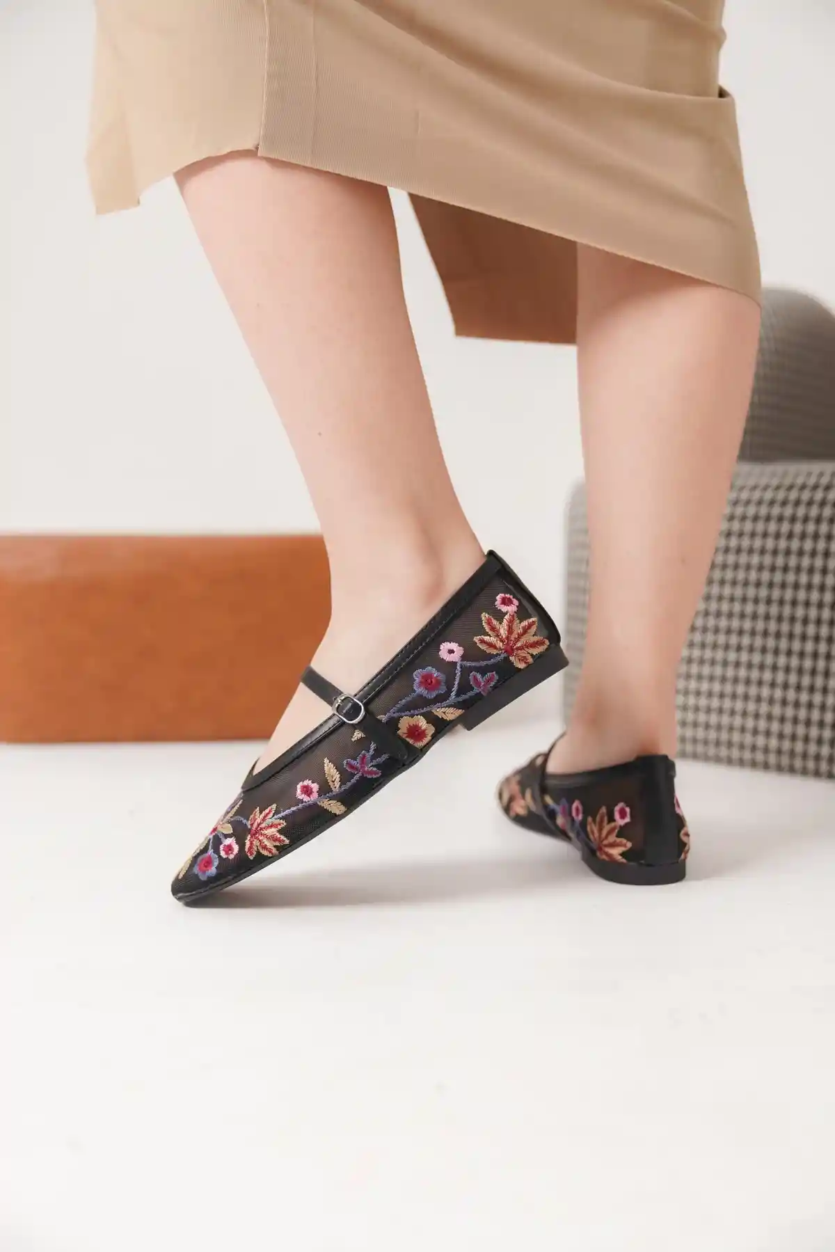 Siyah Kadın Fileli  Küt Burunlu Çiçek Nakış Detaylı Günlük Klasik Babet