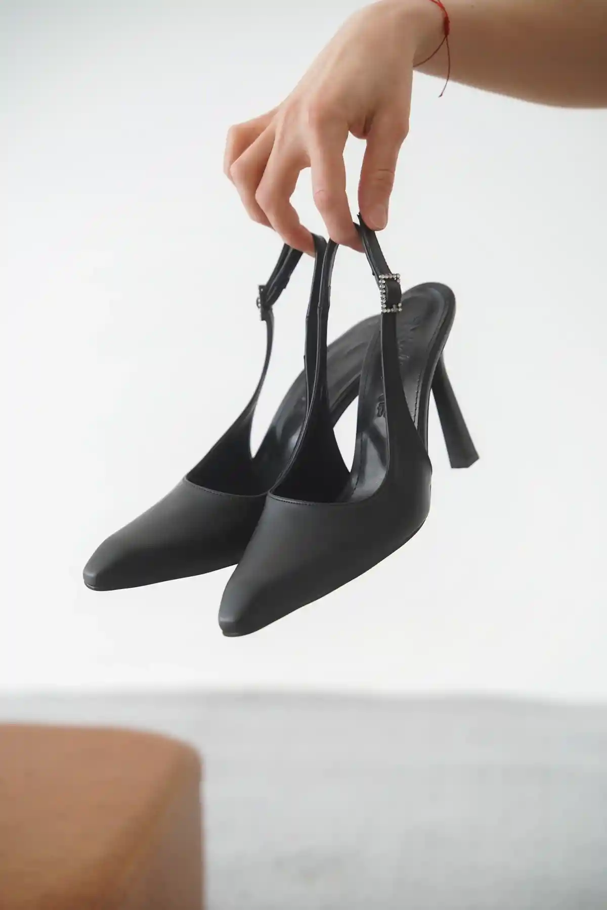 Siyah Cilt Kadın Taş Tokalı Bilekten Bağlamalı Topuklu Ayakkabı