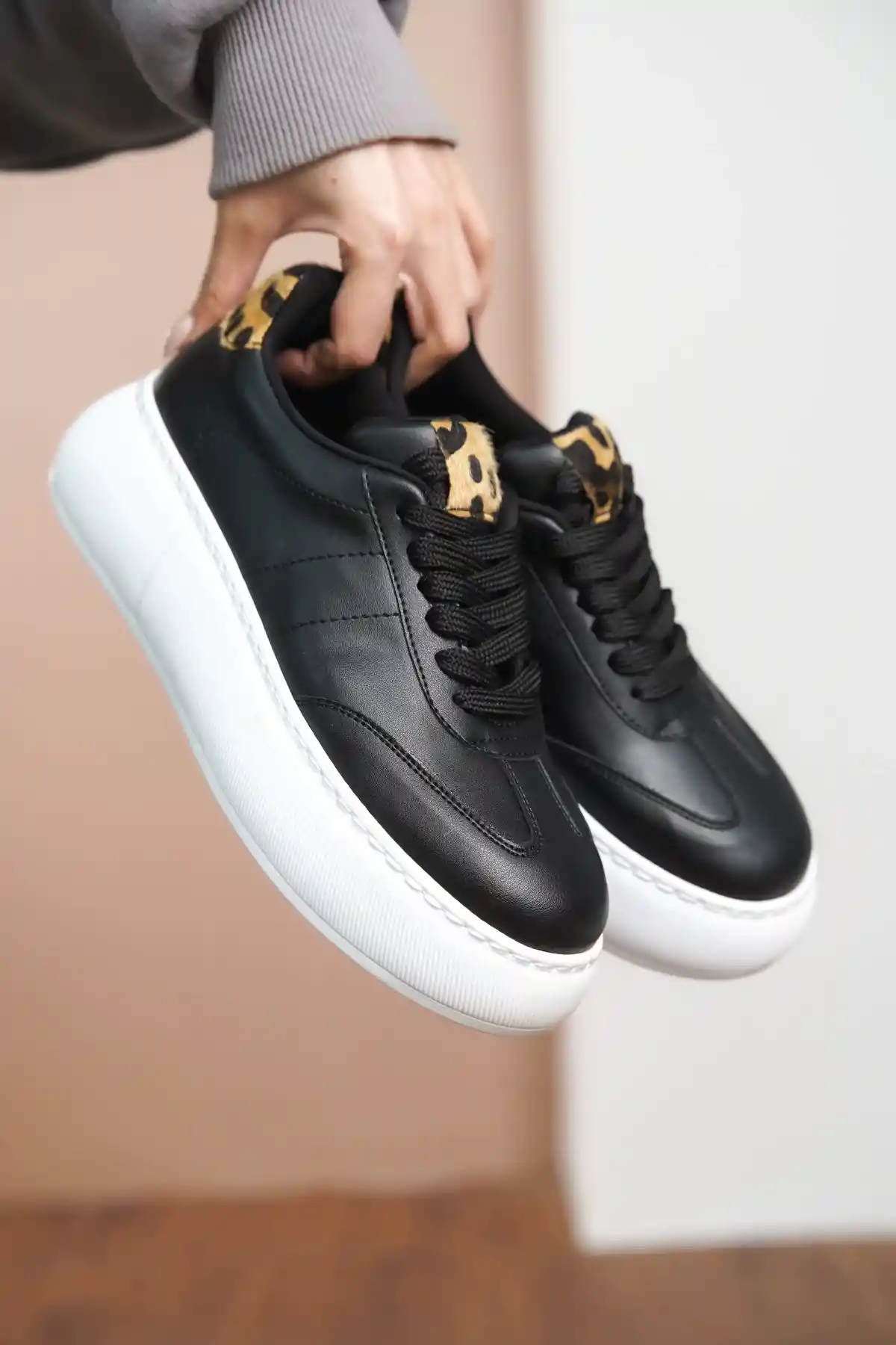 Siyah Cilt Kadın Leopar Desenli Kalın Tabanlı Sneaker