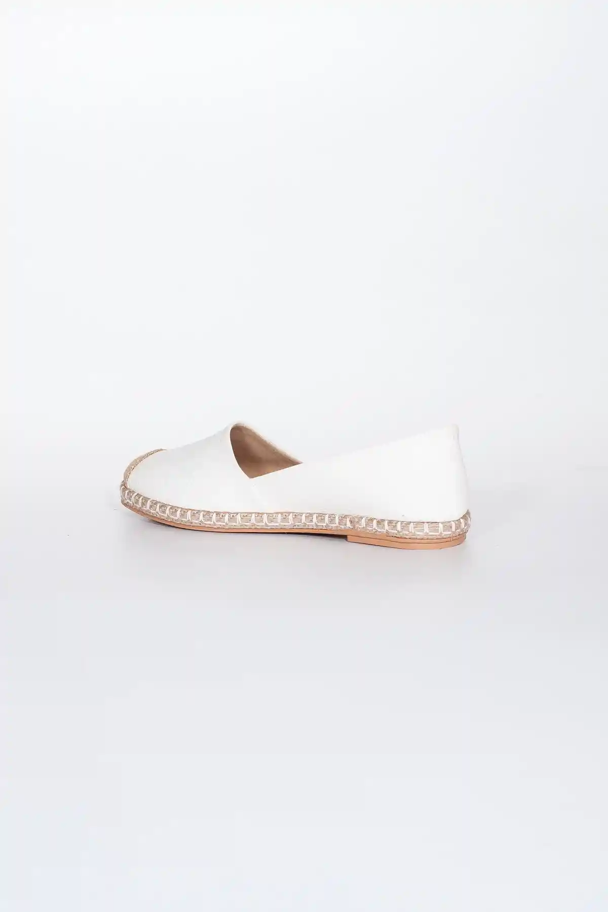 Beyaz Pütür Kadın Hasır Uçlu Günlük Babet