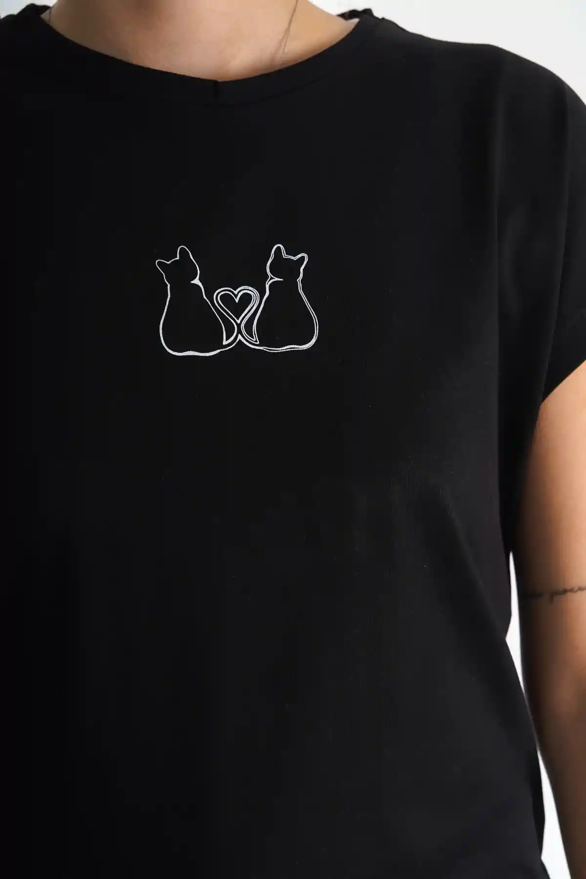 Siyah Kadın Kedi Baskılı Alttan Lastikli Oversize Tshirt