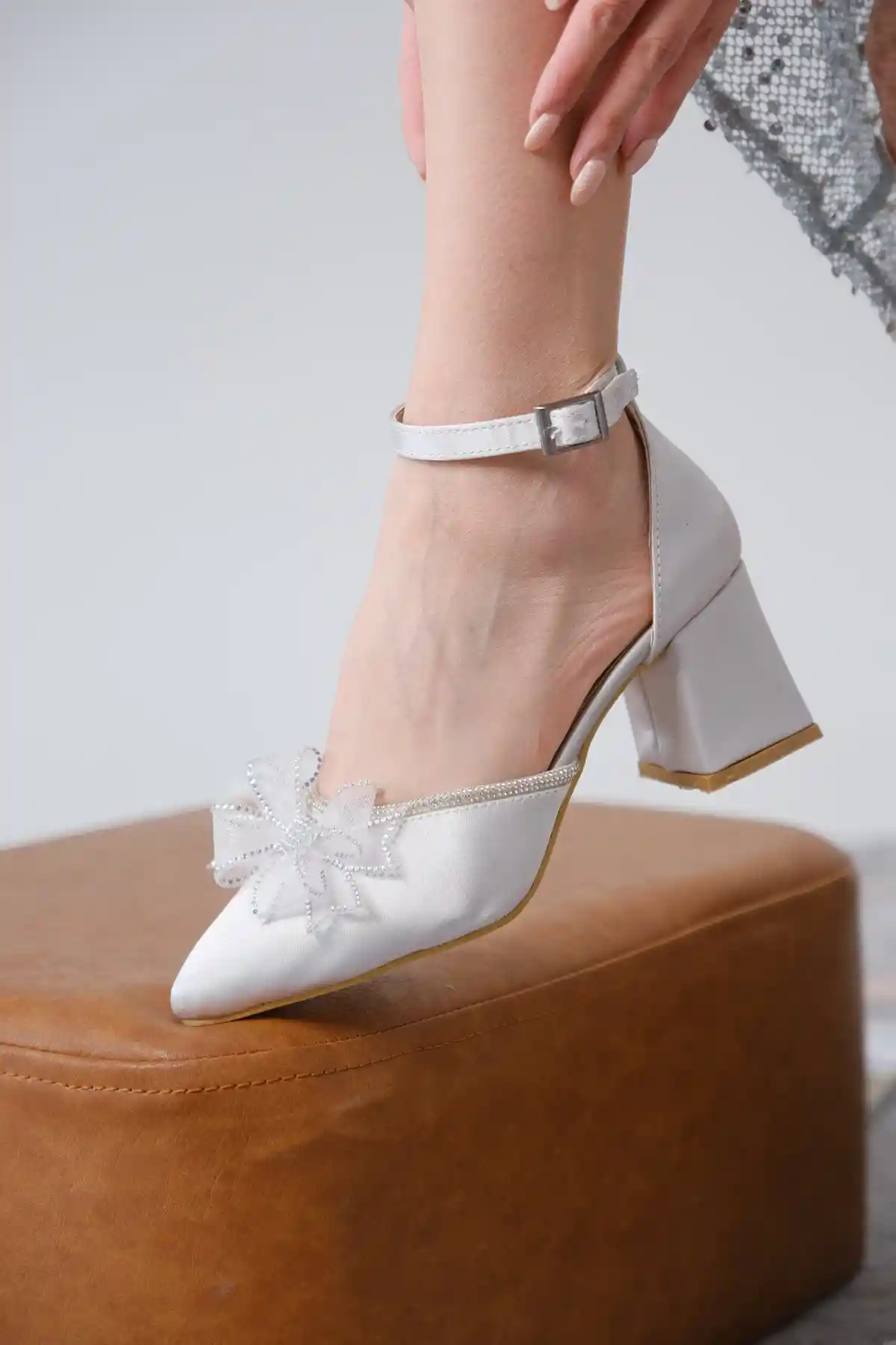 Gümüş Saten Kadın Tül Fiyonklu Kalın Topuklu Abiye Ayakkabı