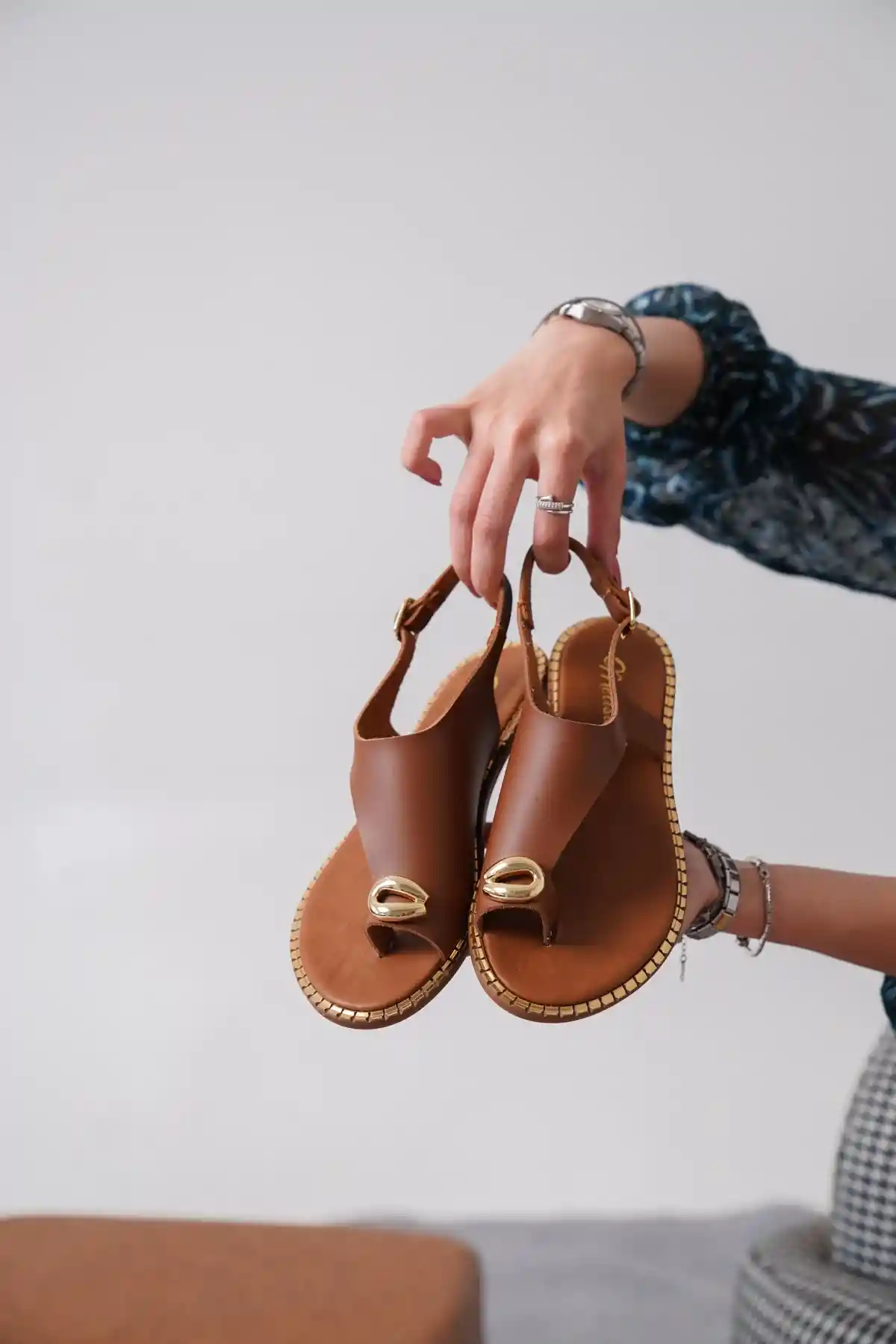 Taba Cilt Kadın Parmak Arası Yüzük Detay Gold Tokalı Günlük Sandalet