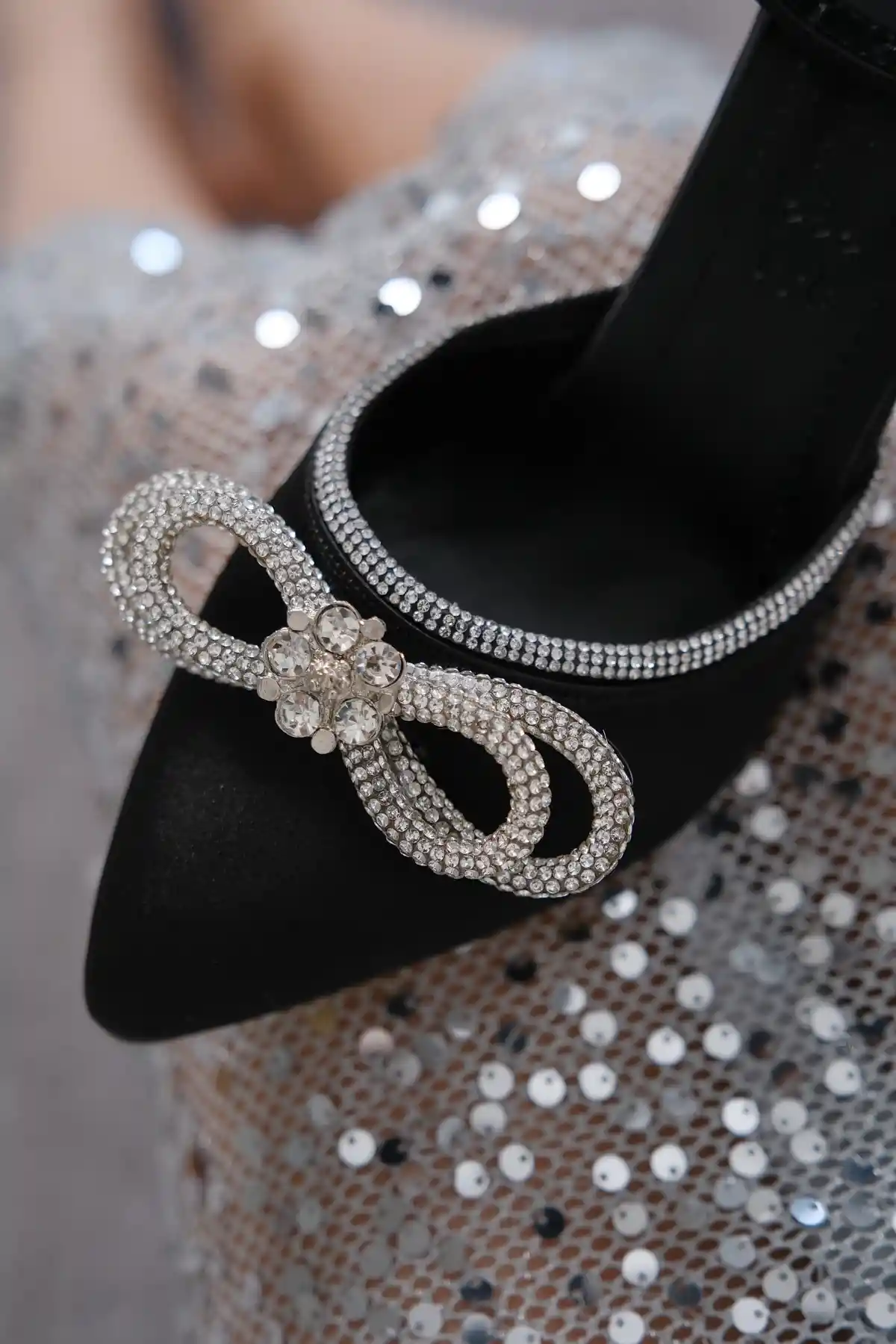 Siyah Saten Kadın Taş Fiyonklu Bilekten Bağlamalı Abiye Şık Topuklu Ayakkabı