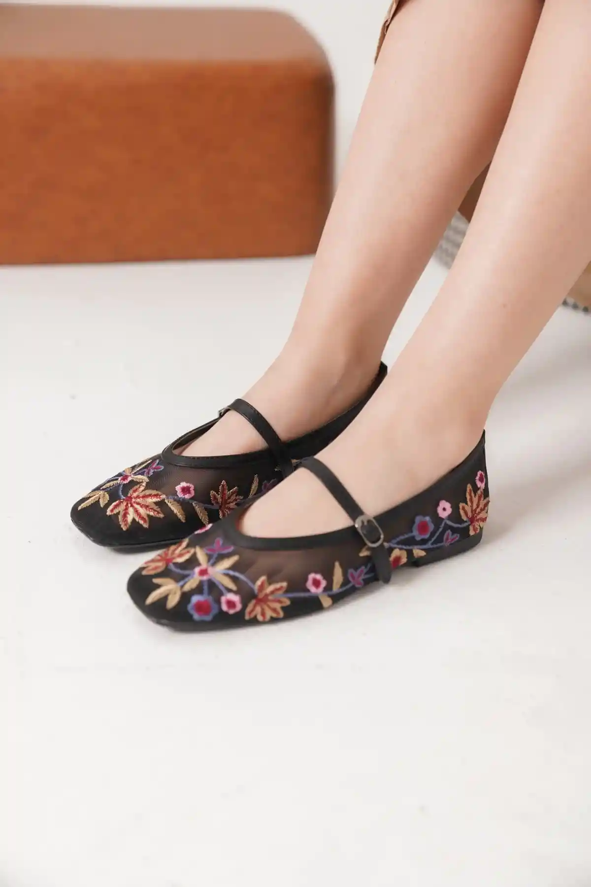 Siyah Kadın Fileli  Küt Burunlu Çiçek Nakış Detaylı Günlük Klasik Babet