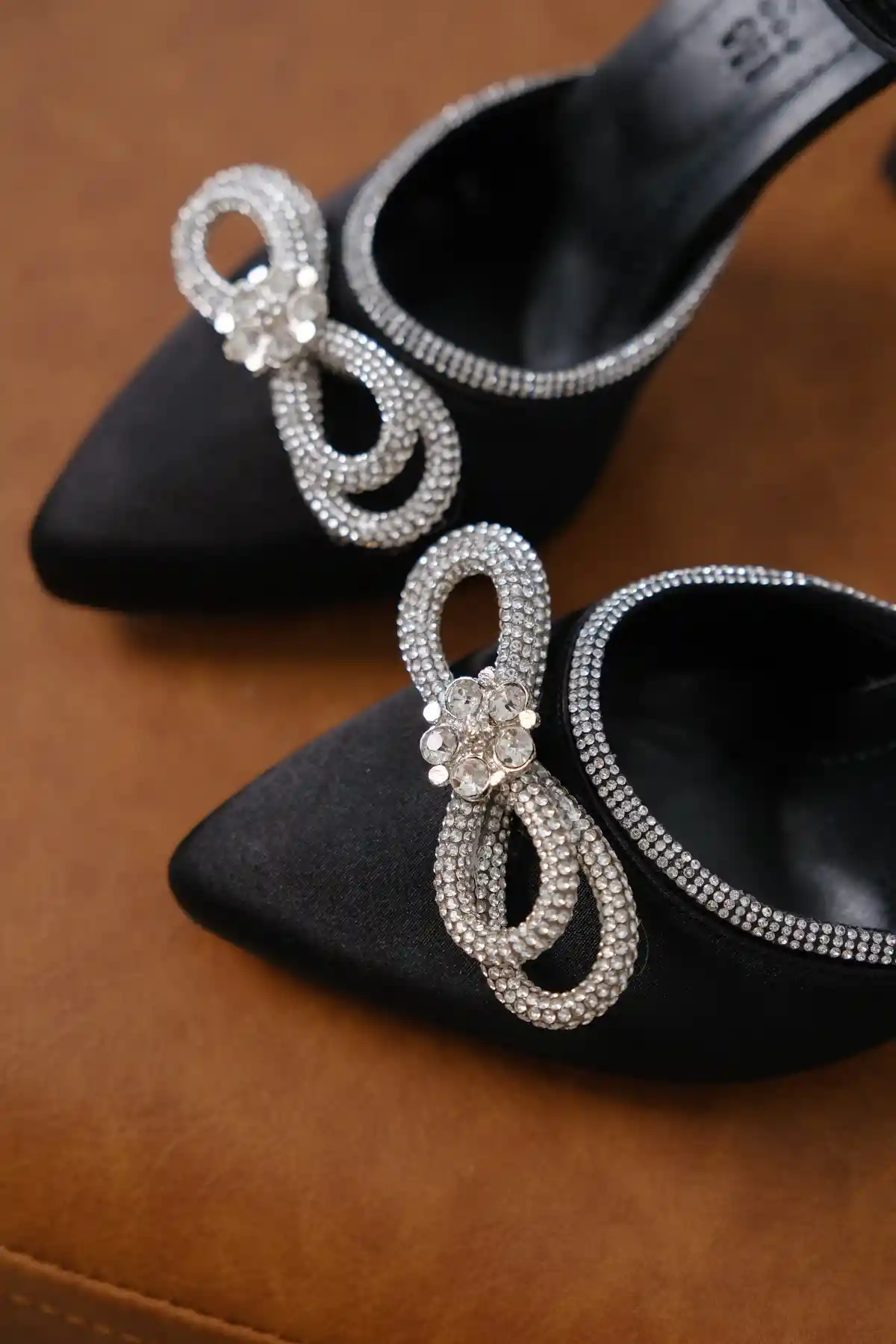 Siyah Saten Kadın Taş Fiyonklu Bilekten Bağlamalı Abiye Şık Topuklu Ayakkabı