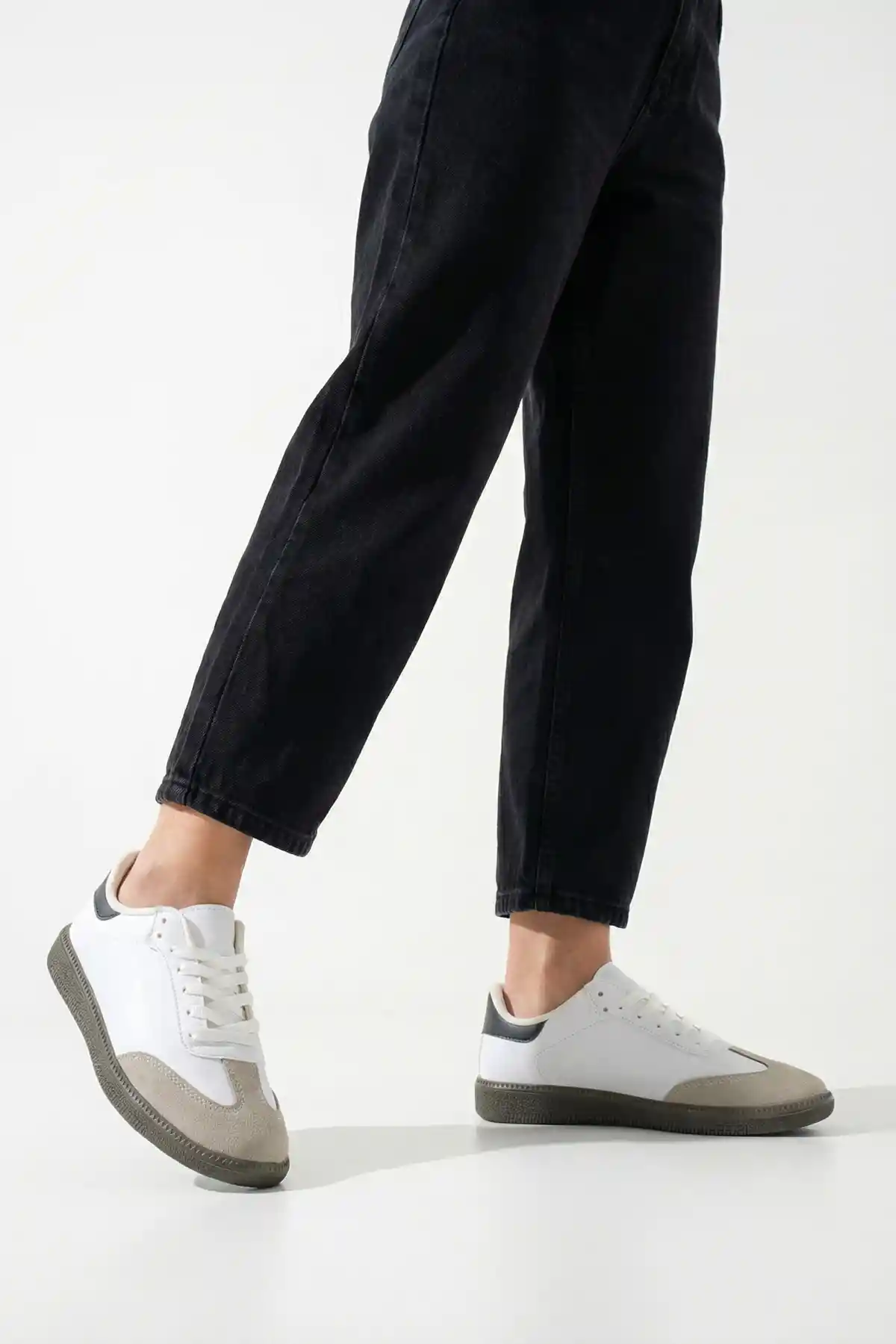 Beyaz-Siyah Kadın Çizgisiz Sneaker