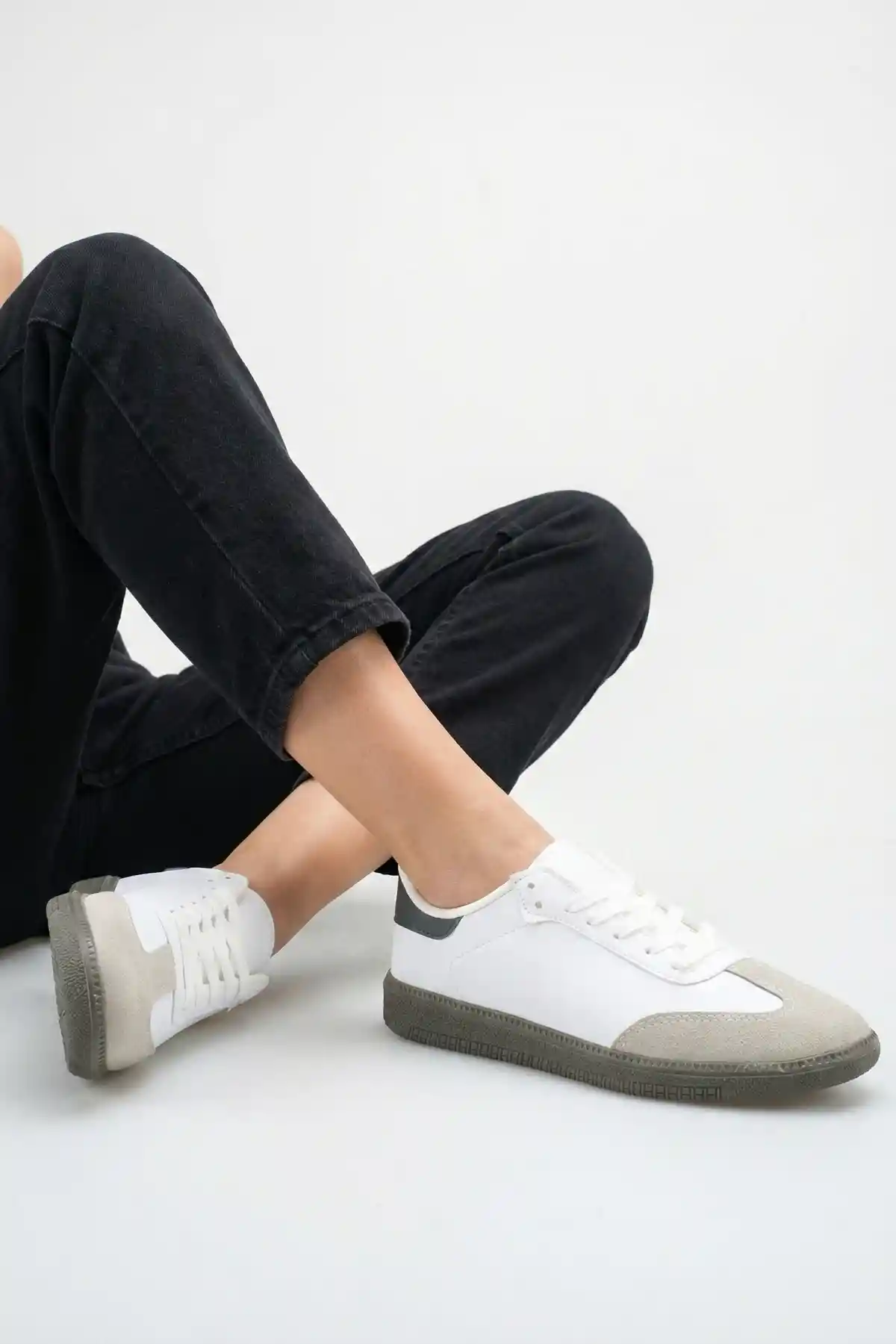 Beyaz-Siyah Kadın Çizgisiz Sneaker