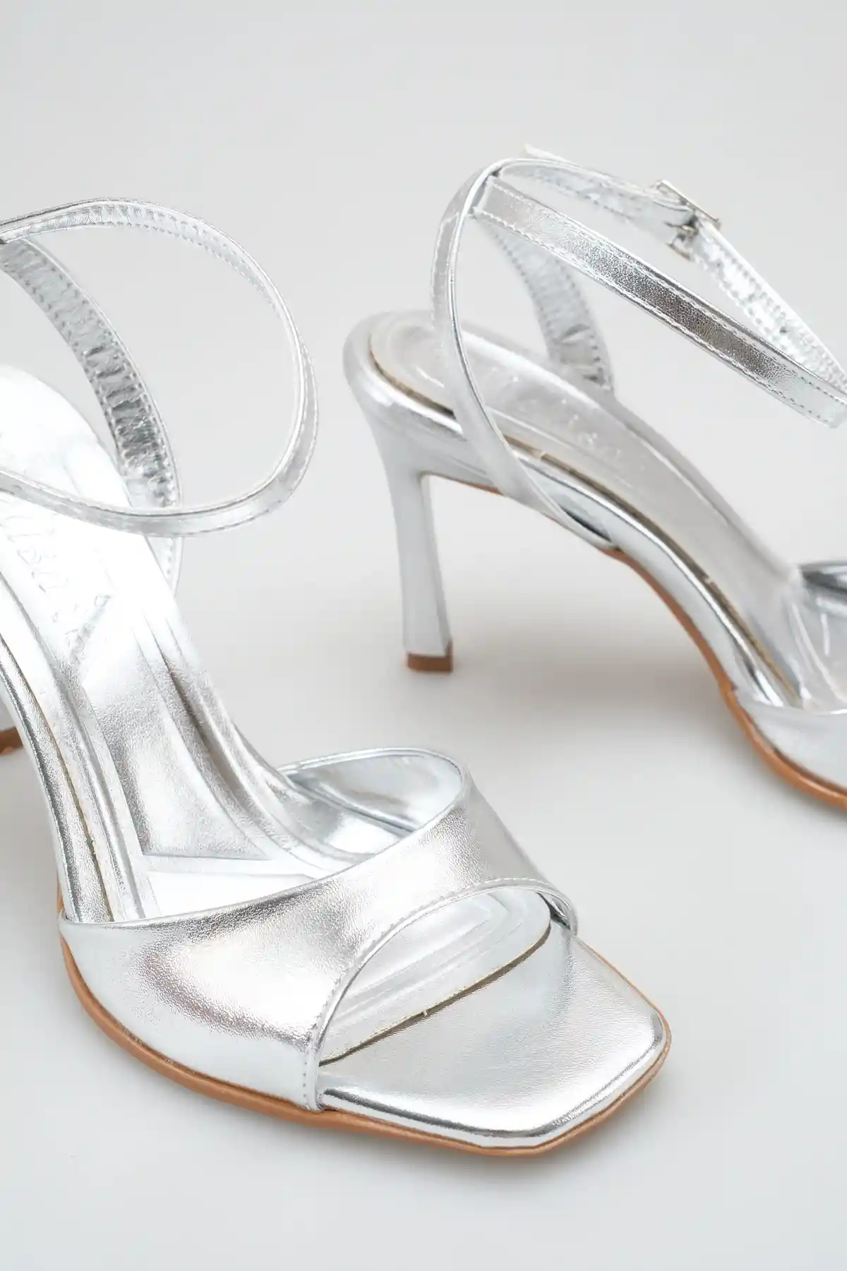 Gümüş Kadın İnce Topuklu Abiye Ayakkabı