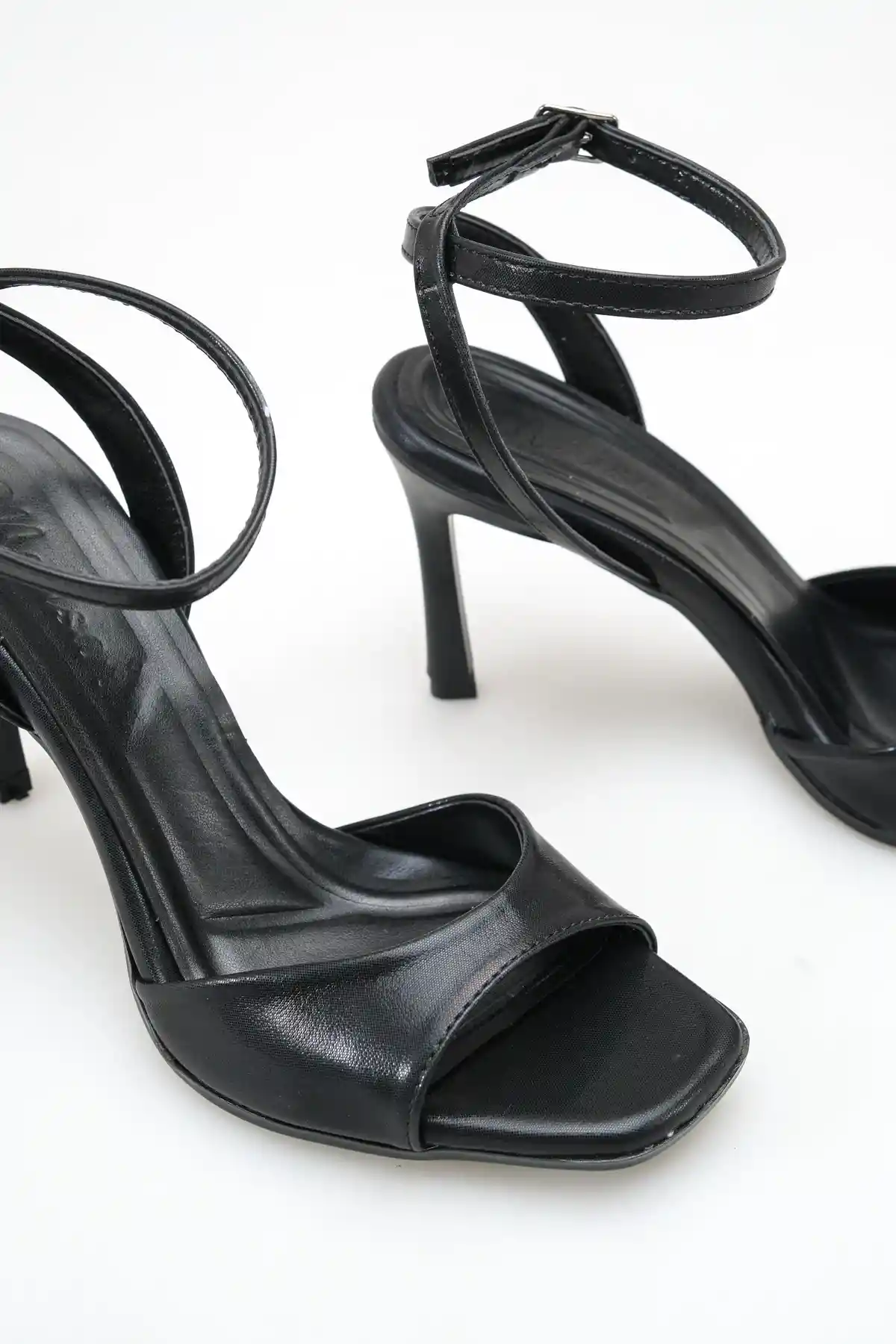 Siyah Cilt Kadın İnce Topuklu Abiye Ayakkabı