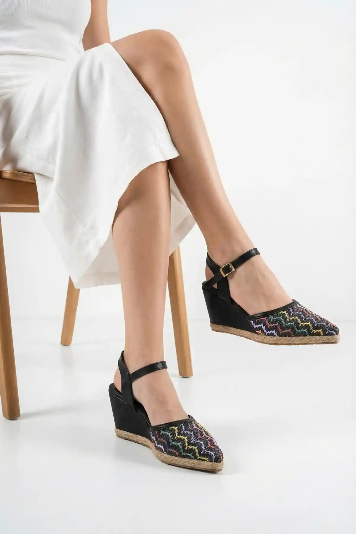 Hasır Örgü Gökkuşağı Siyah Cilt Kadın Sivri Burun Dolgu Topuklu Sandalet
