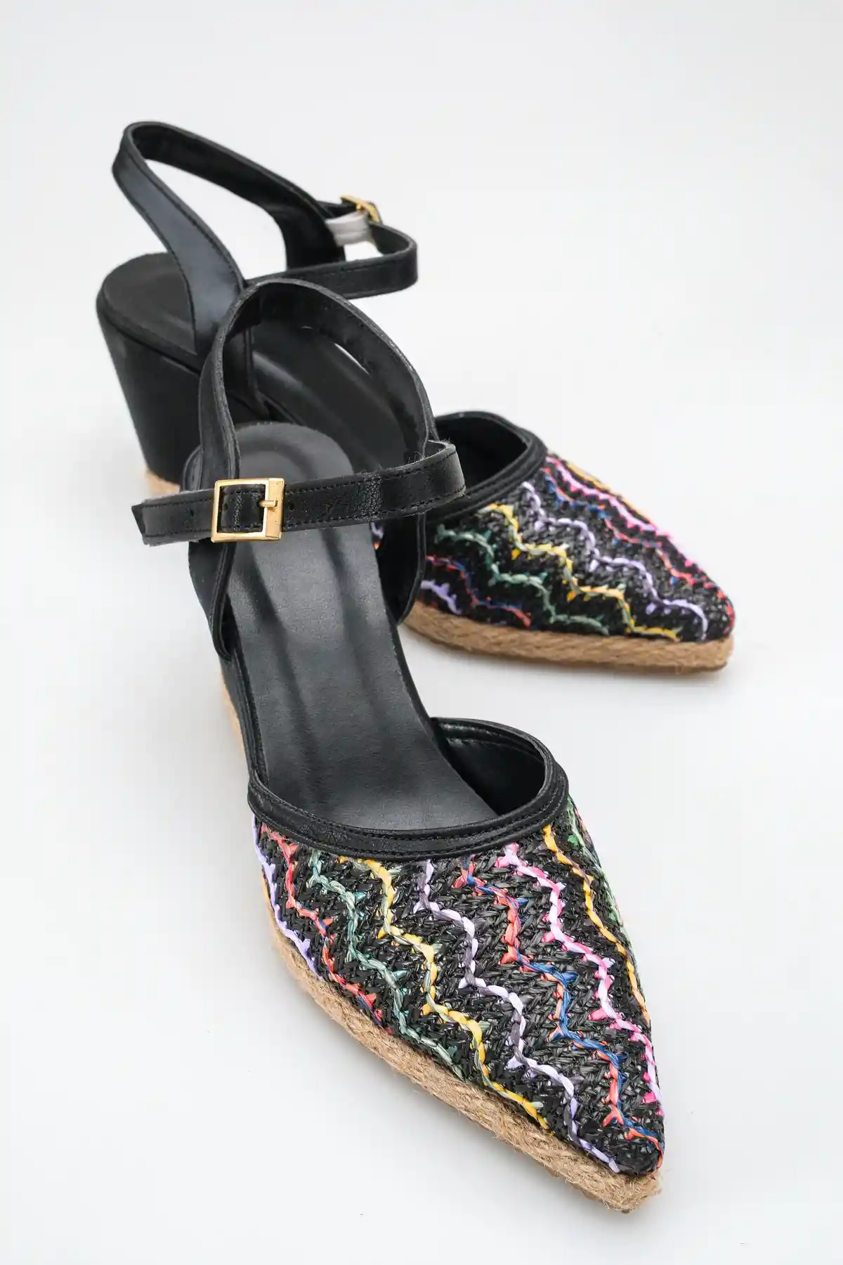 Hasır Örgü Gökkuşağı Siyah Cilt Kadın Sivri Burun Dolgu Topuklu Sandalet