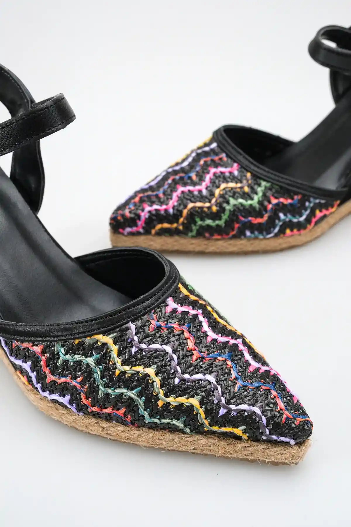 Hasır Örgü Gökkuşağı Siyah Cilt Kadın Sivri Burun Dolgu Topuklu Sandalet