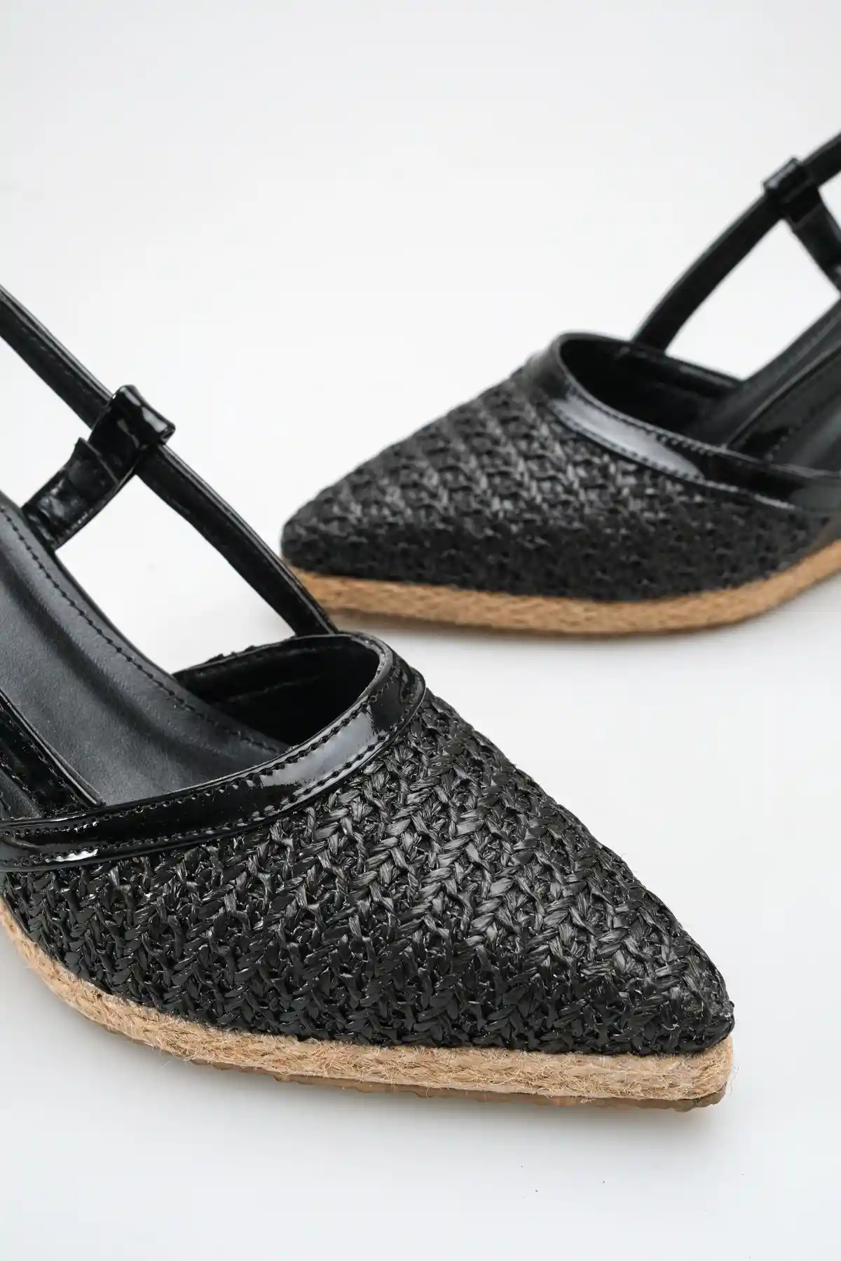 Hasır Örgü Siyah Rugan Kadın Sivri Burun Dolgu Topuklu Sandalet