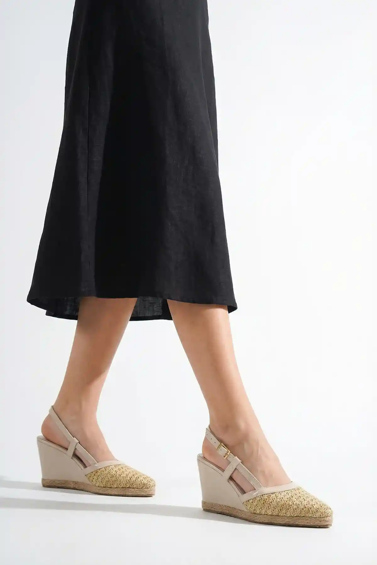 Hasır Örgü Ten Rugan Kadın Sivri Burun Dolgu Topuklu Sandalet