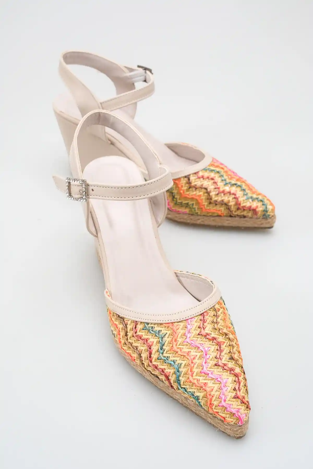 Hasır Örgü Gökkuşağı Ten Cilt Kadın Sivri Burun Dolgu Topuklu Sandalet