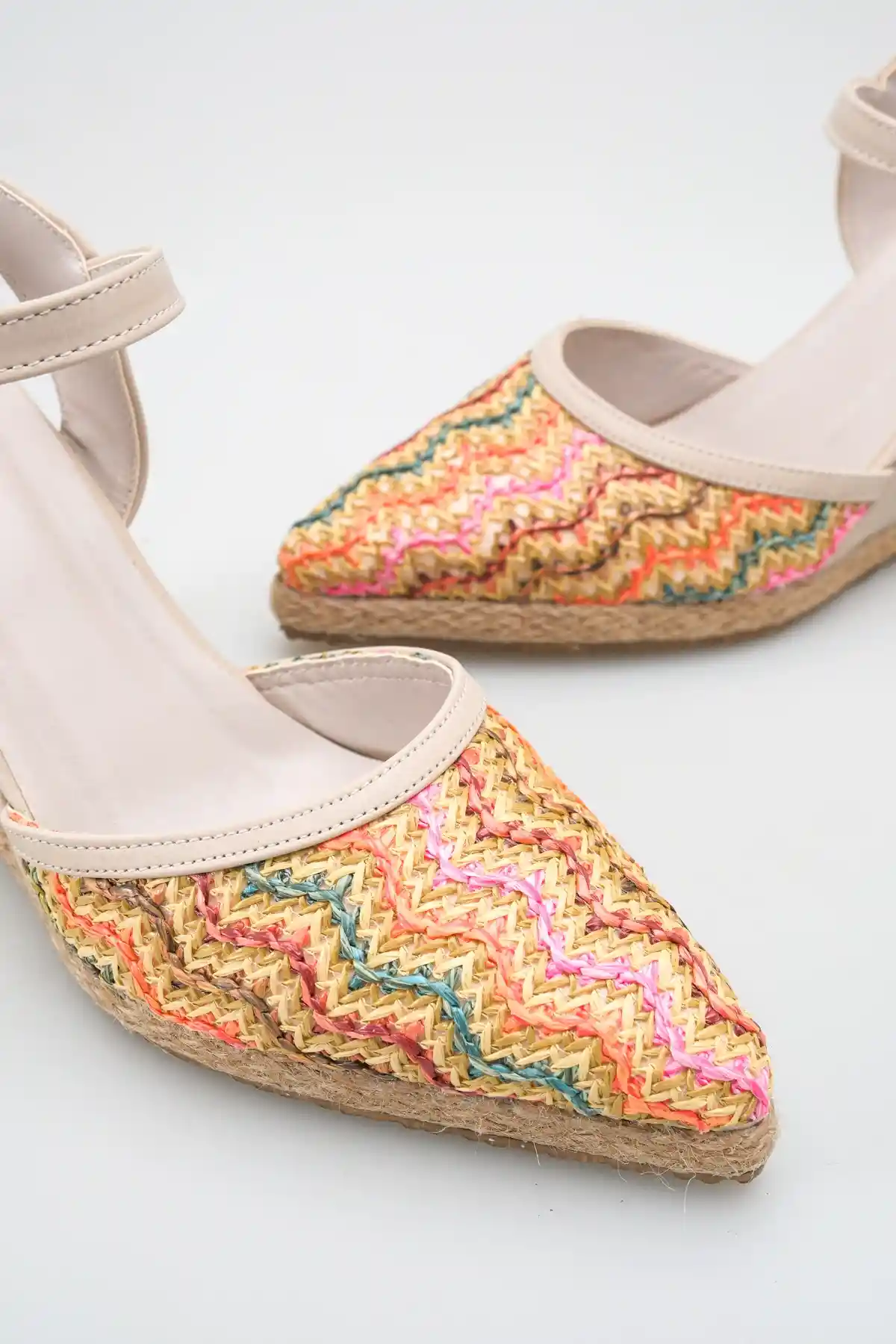 Hasır Örgü Gökkuşağı Ten Cilt Kadın Sivri Burun Dolgu Topuklu Sandalet