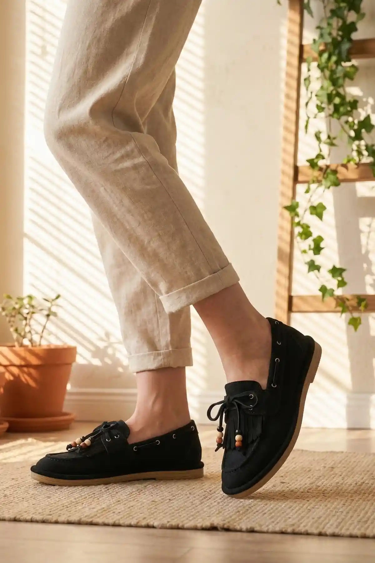 Siyah Süet Kadın Boncuk Detaylı Püsküllü Loafer Ayakkabı