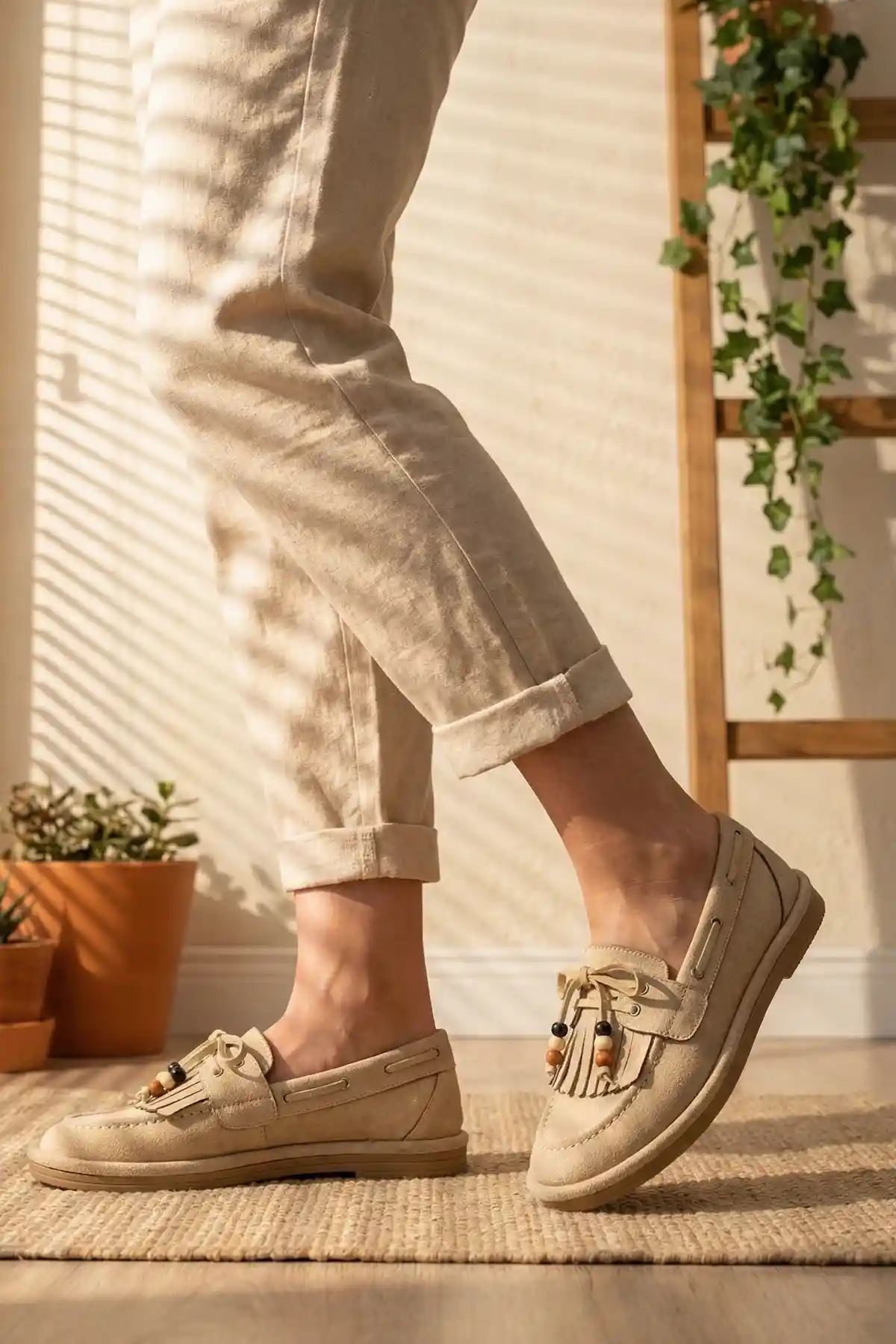 Bej Süet Kadın Boncuk Detaylı Püsküllü Loafer Ayakkabı