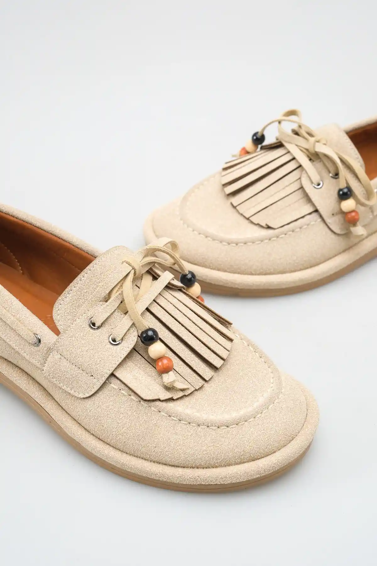 Bej Süet Kadın Boncuk Detaylı Püsküllü Loafer Ayakkabı