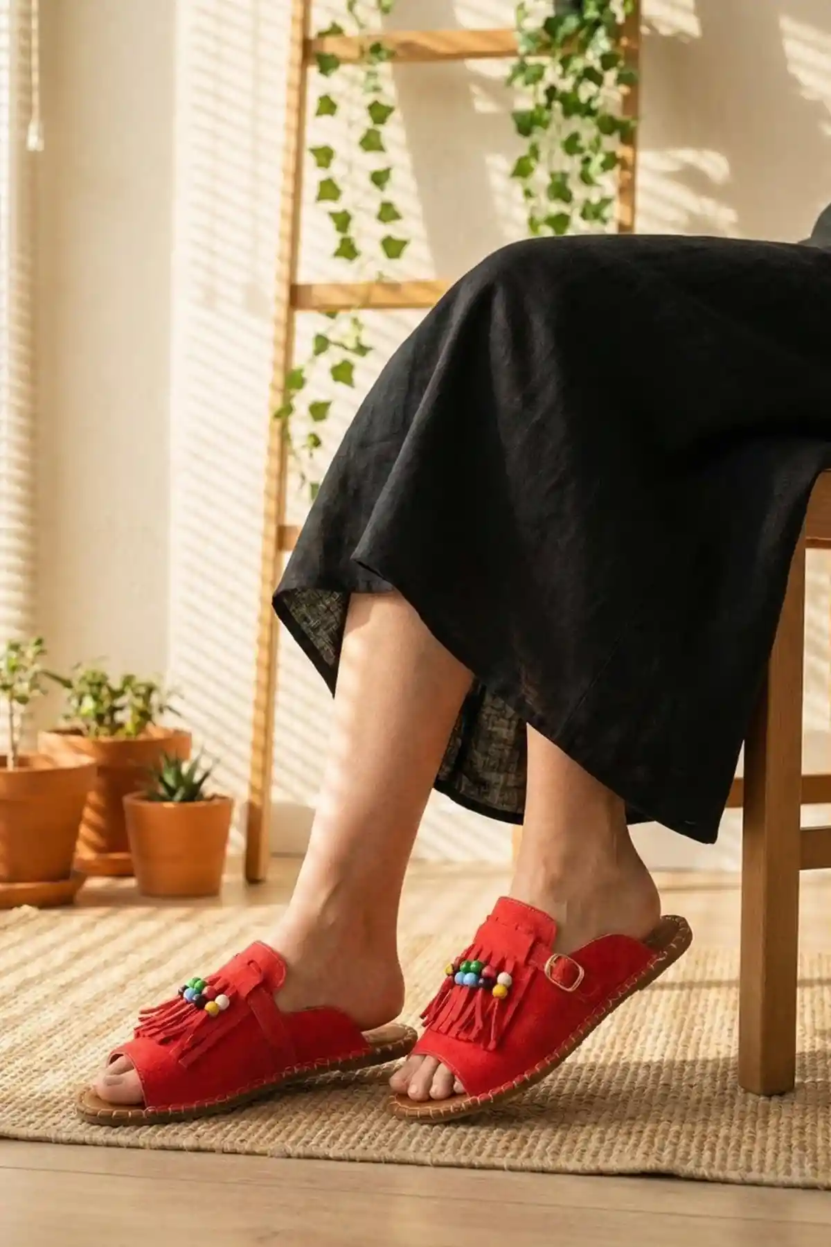 Kırmızı Süet Kadın Boncuklu Püsküllü Terlik