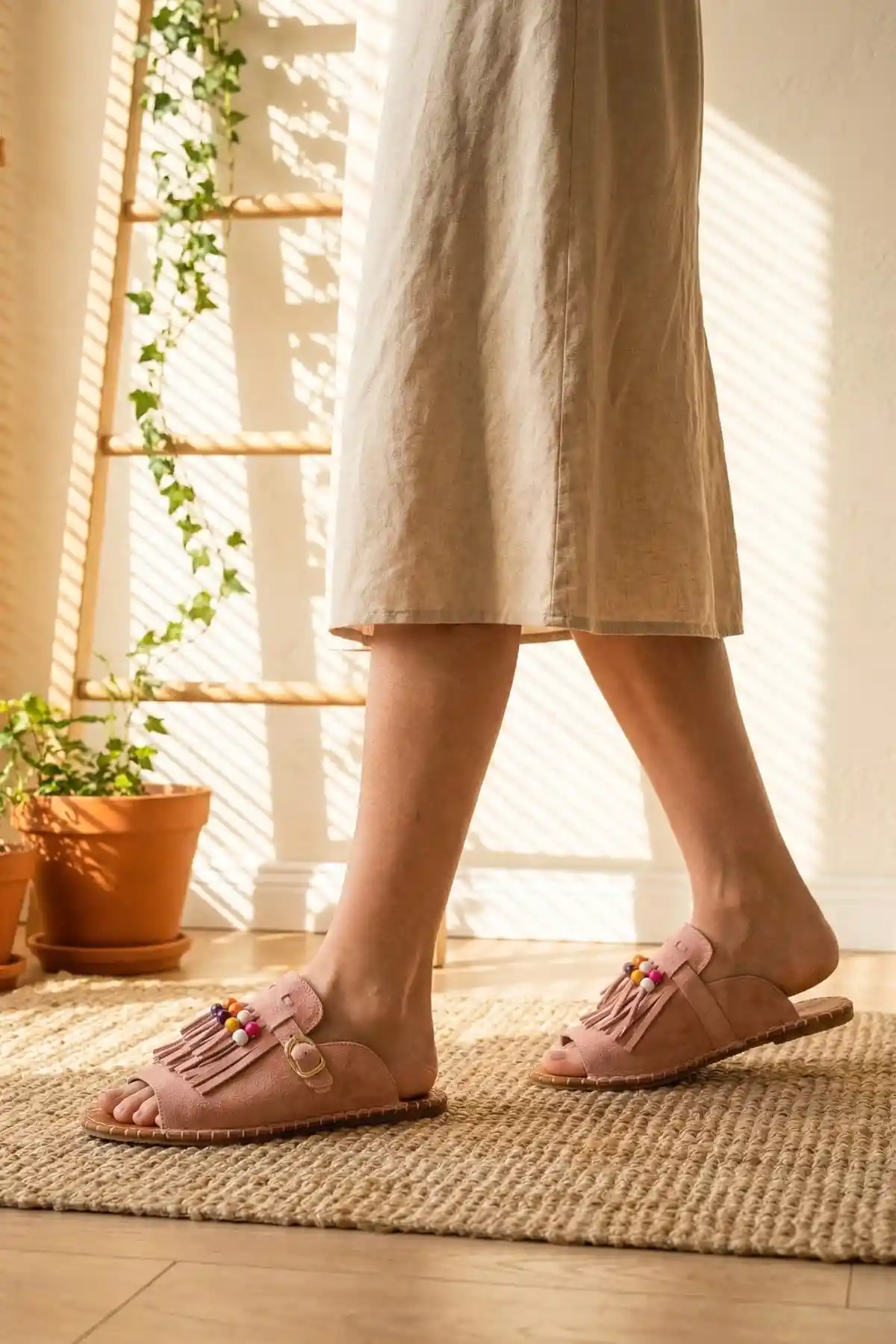 Pembe Süet Kadın Boncuklu Püsküllü Terlik